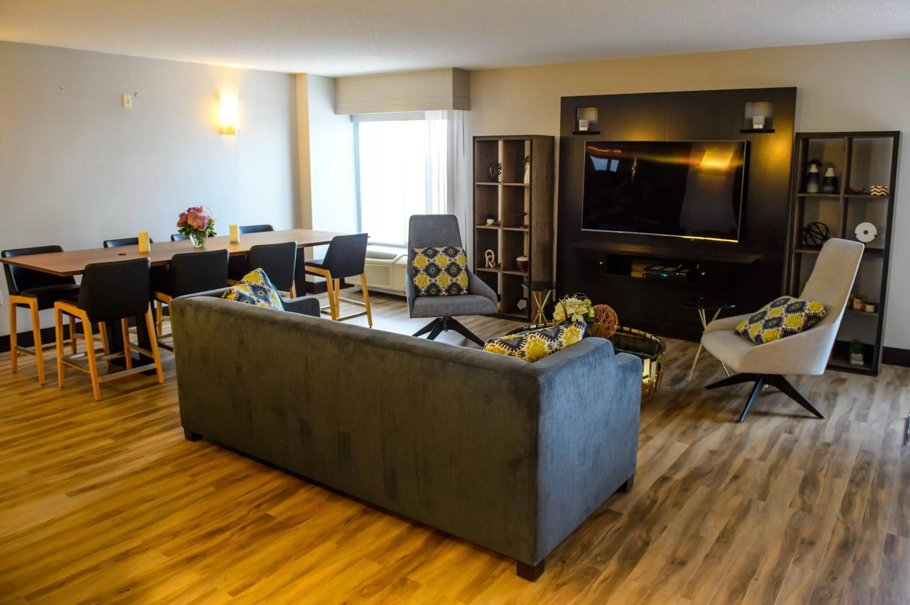 Communal lounge/ TV room in Crowne Plaza Dulles Airport by IHG