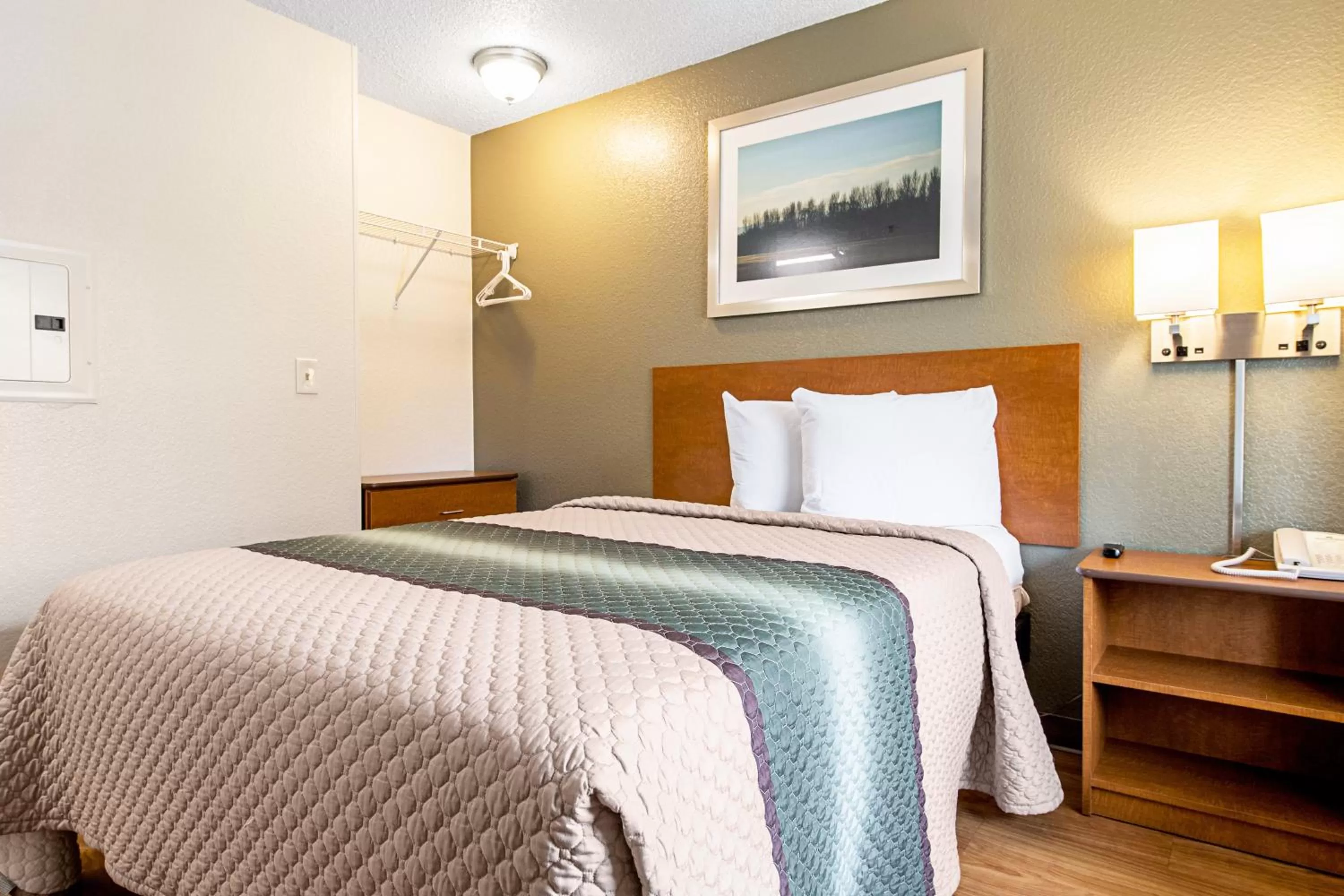 Photo of the whole room, Bed in HomeTowne Studios by Red Roof Tacoma - Puyallup