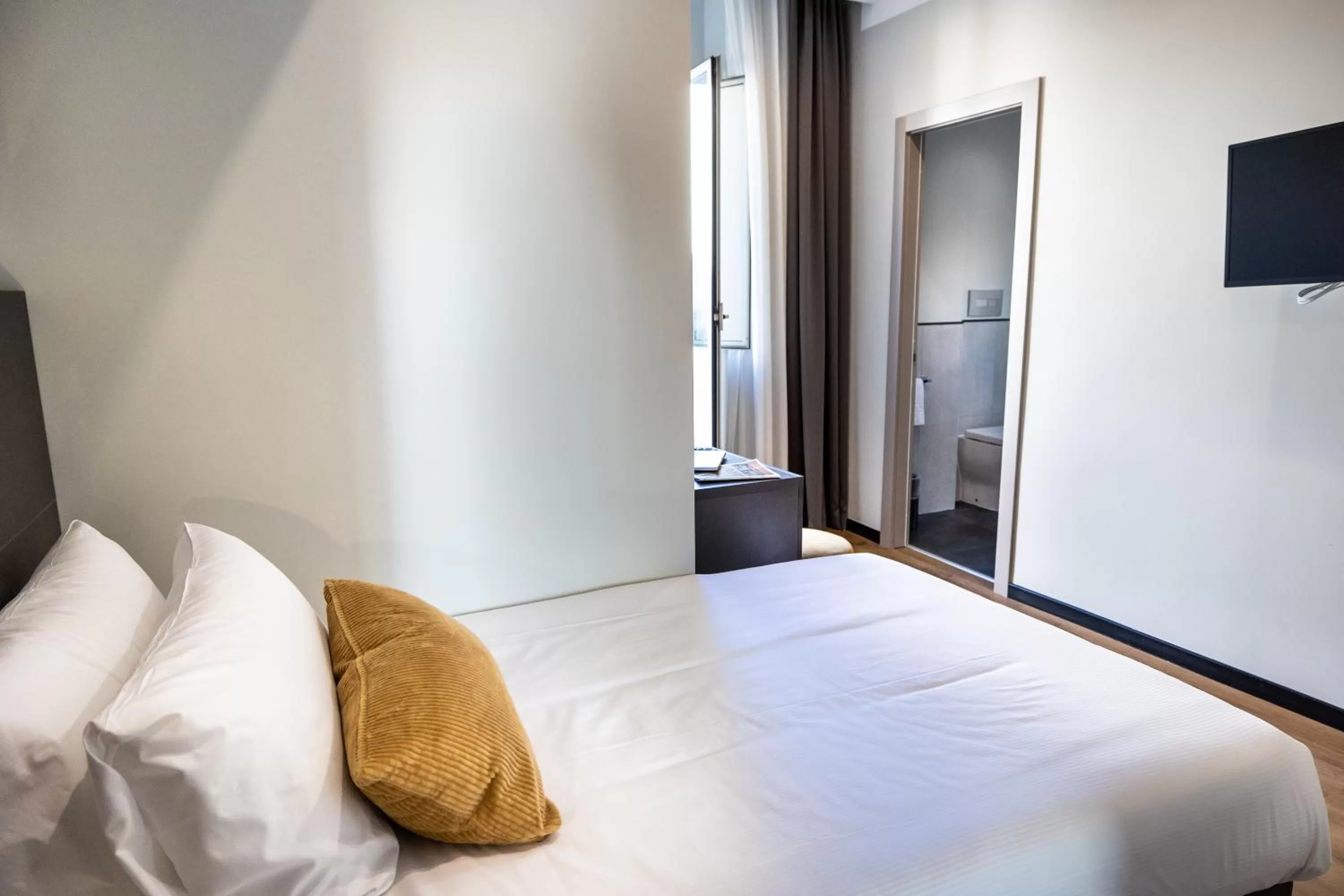 Photo of the whole room, Bed in The Cross Hotel