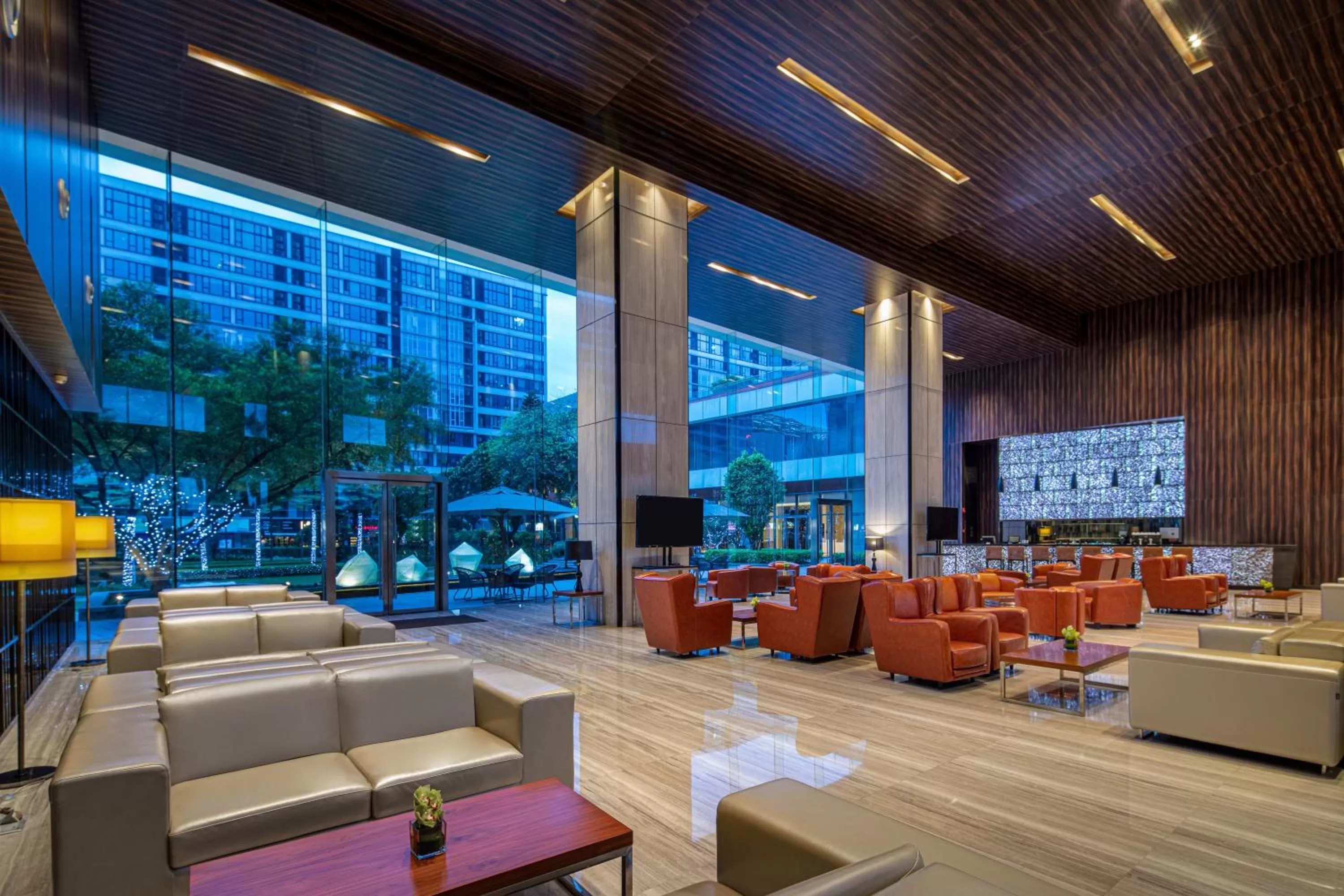 Lounge or bar in Crowne Plaza Guangzhou Huadu by IHG