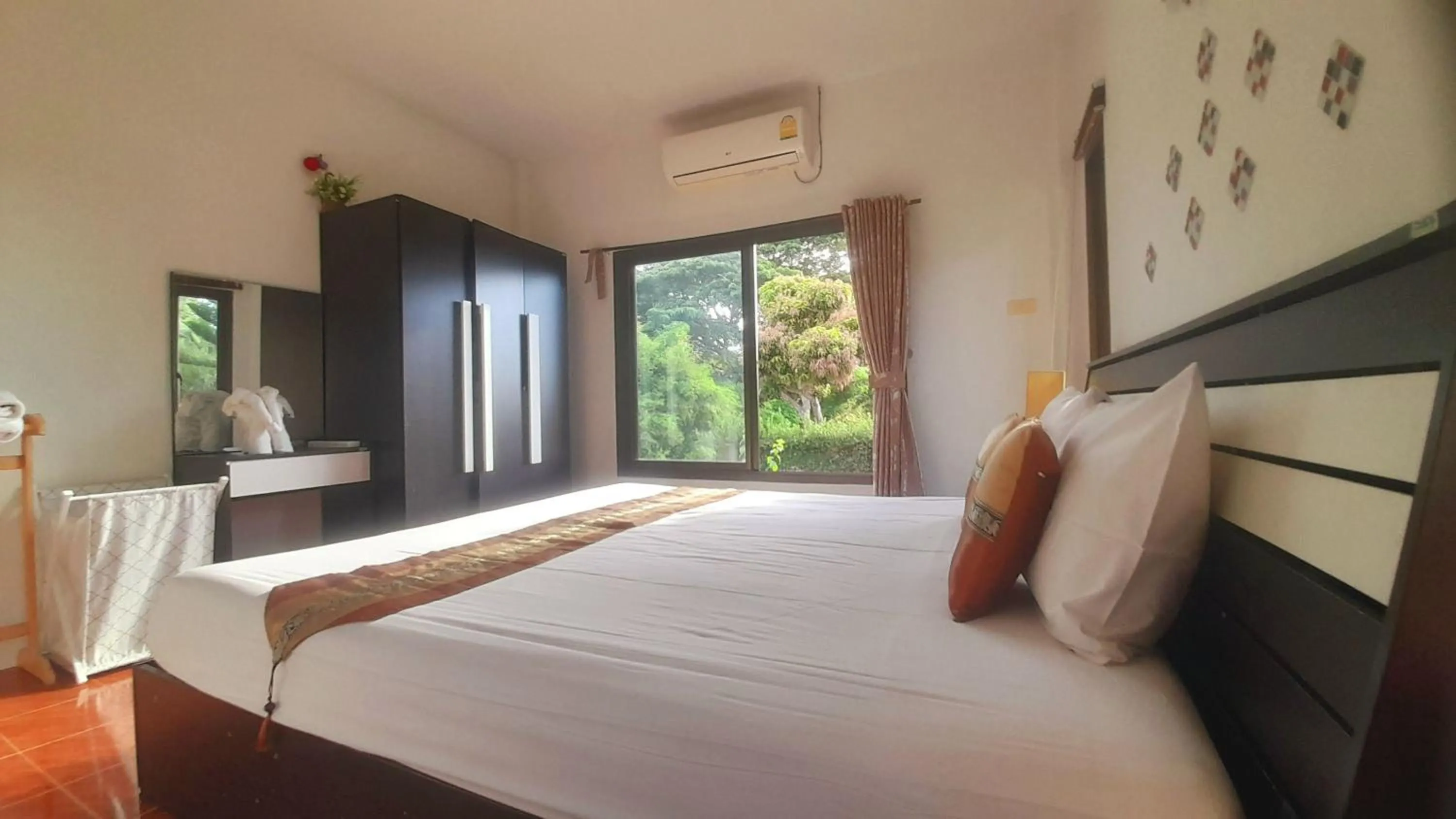 Photo of the whole room, Bed in Samui Diving Resort