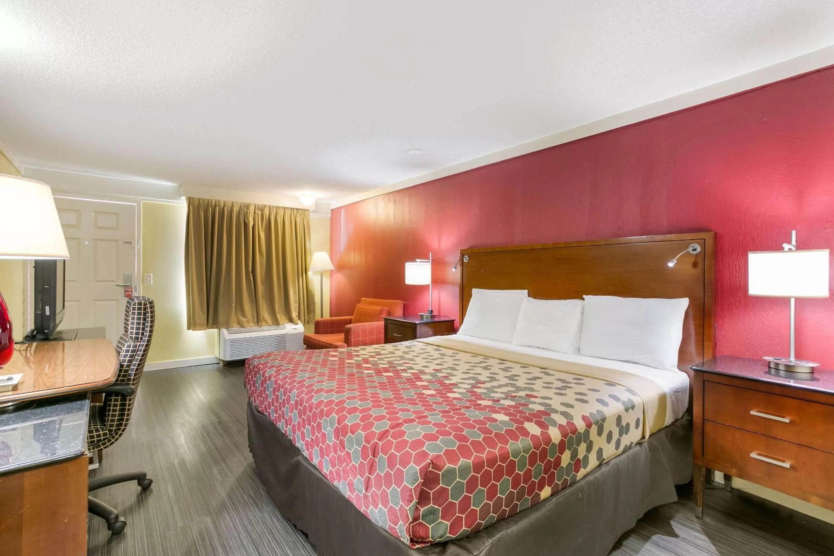 Photo of the whole room, Bed in Econo Lodge Frederick I-70