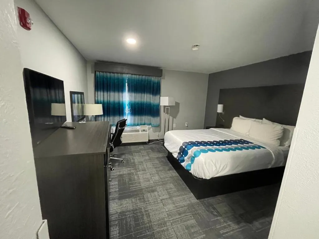 Bedroom, Bed in La Quinta Inn by Wyndham Indianapolis Airport Executive Dr