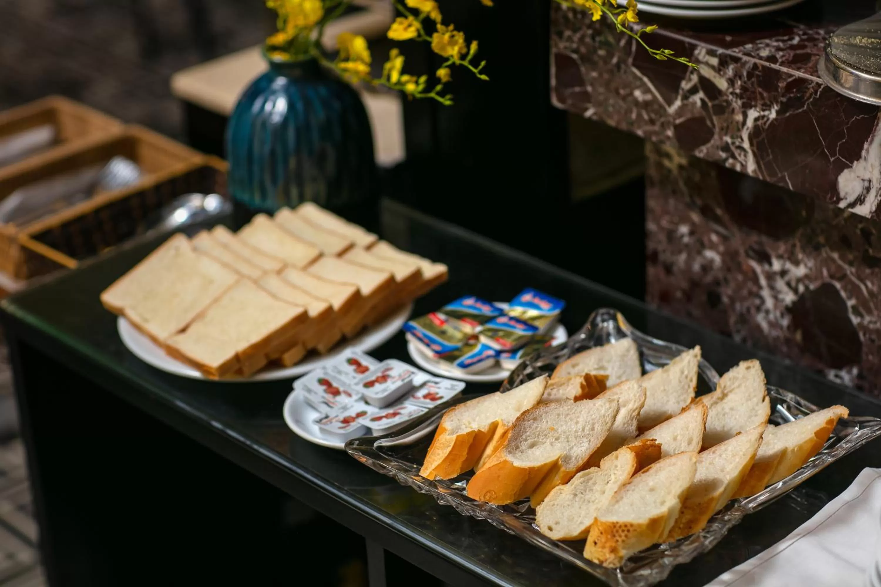 Restaurant/places to eat in Lavender Central Hotel & Spa Hanoi