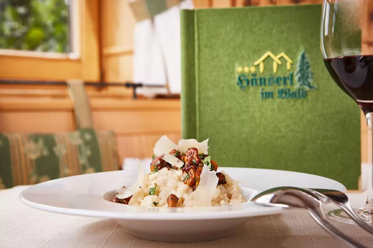 Food and drinks in Hotel Häuserl im Wald