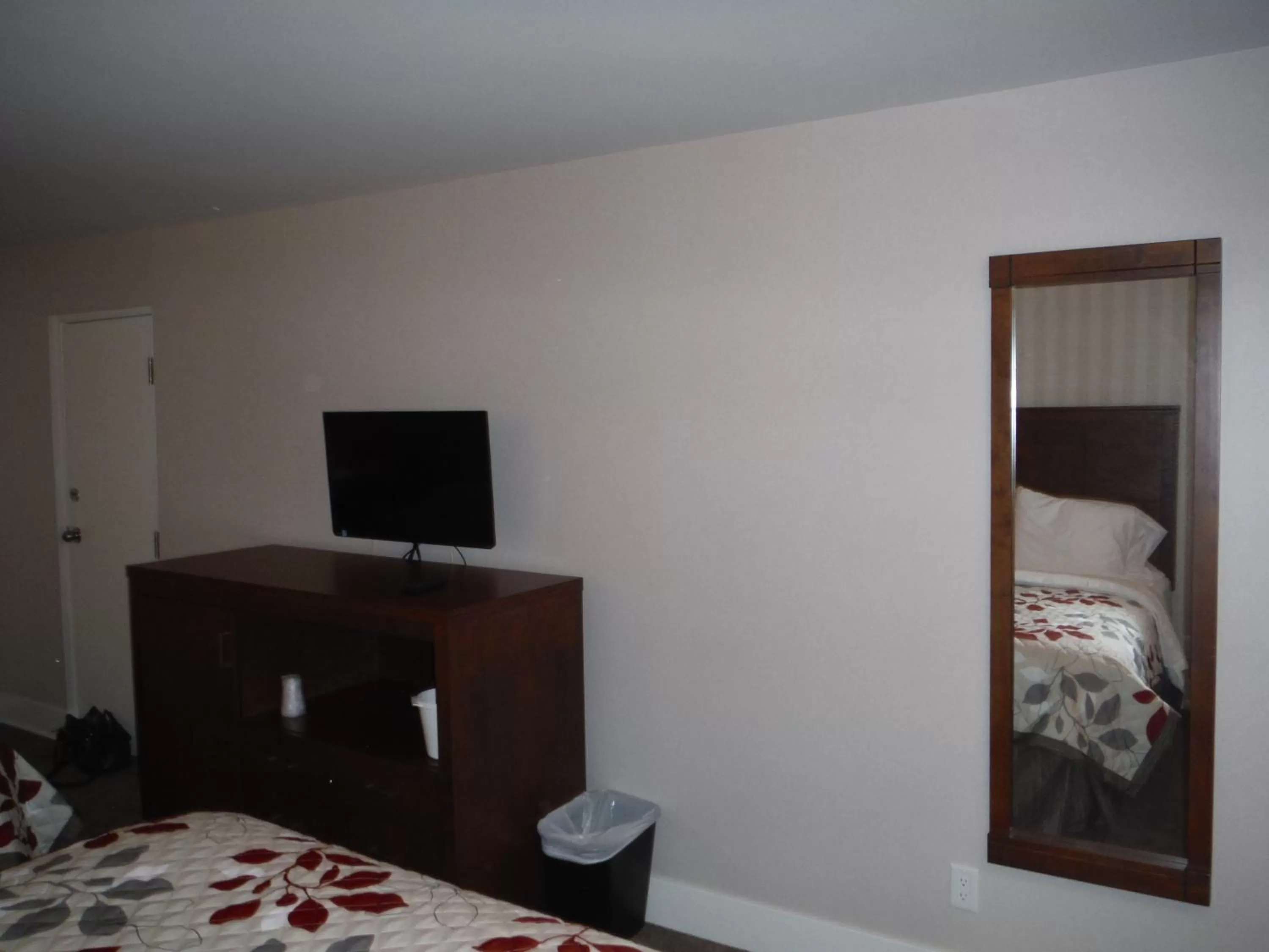 TV and multimedia, Bed in Motel Beausejour