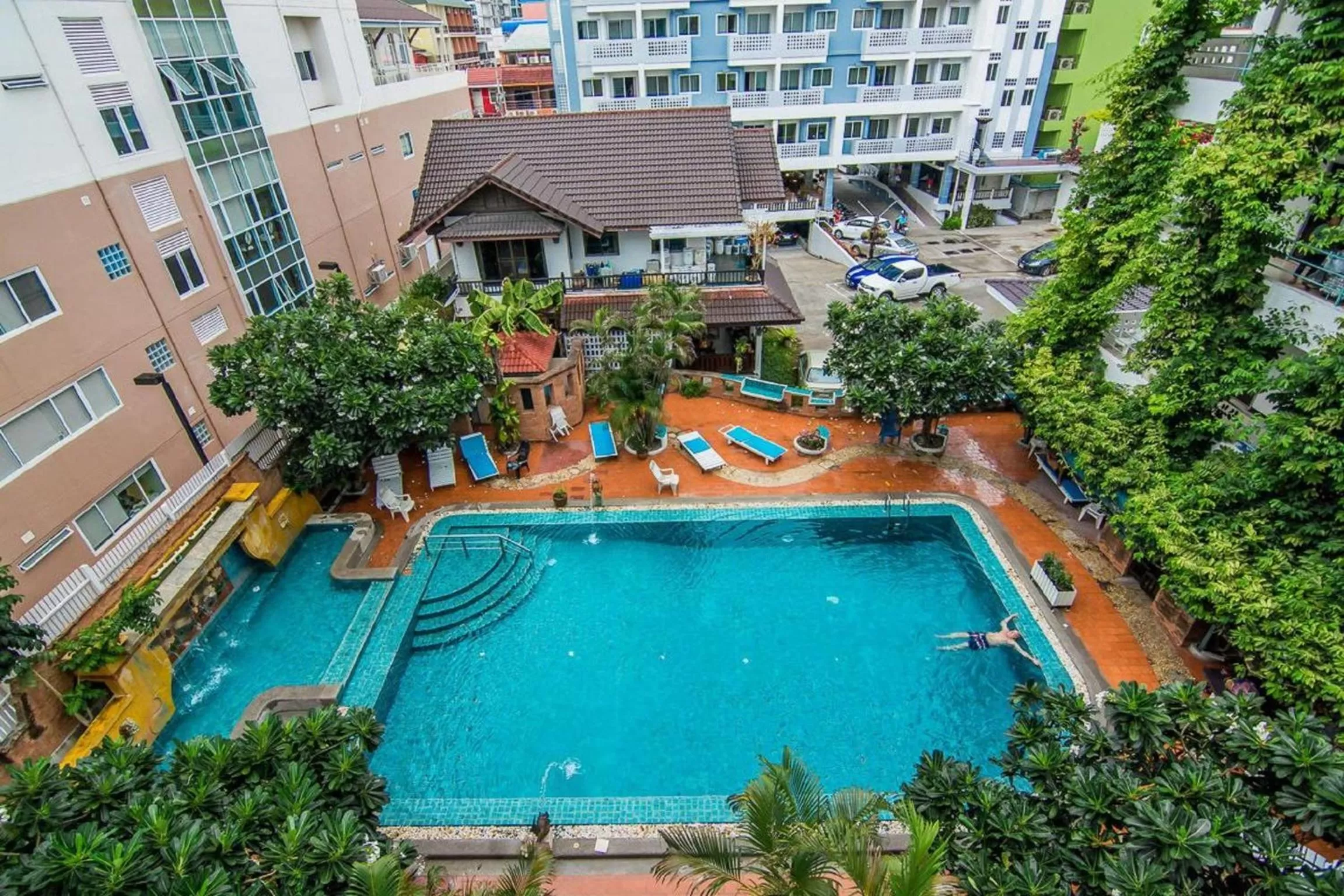 Swimming pool in Sutus Court 4
