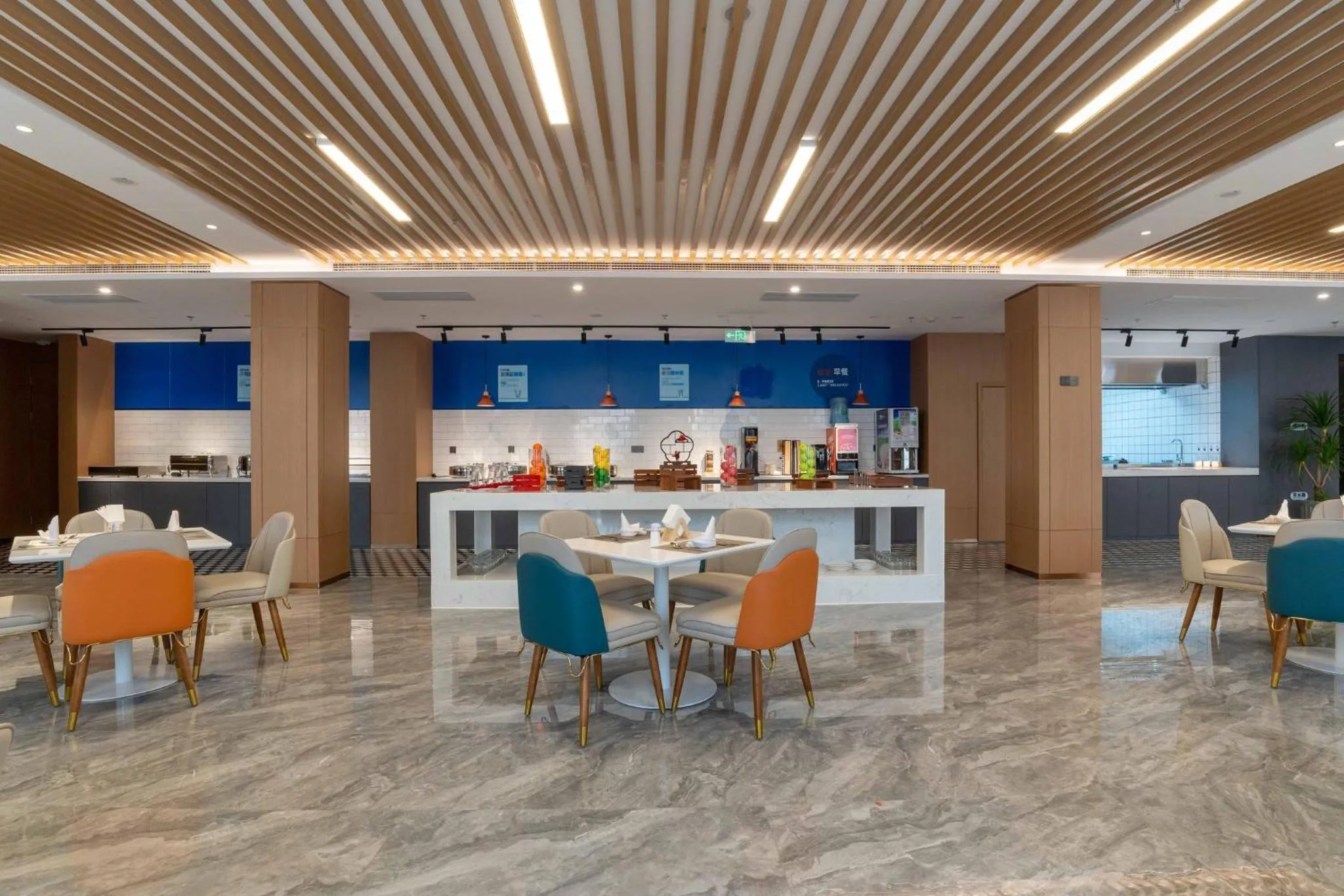 Restaurant/places to eat in Holiday Inn Express Zhengzhou Guancheng by IHG