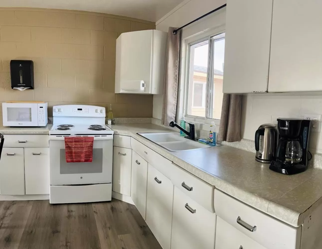 kitchen in Lake Powell Motel & Apartments