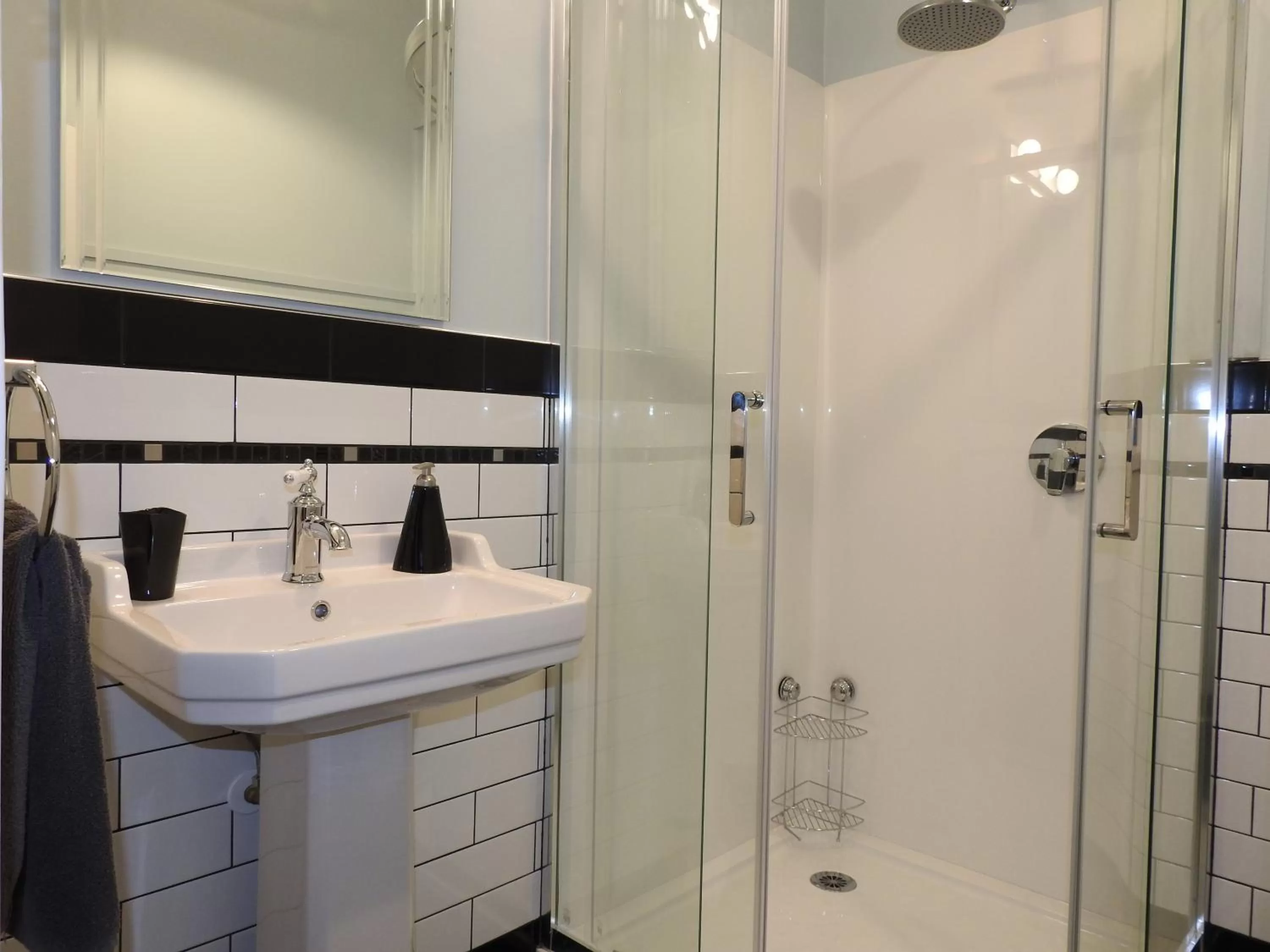 Shower, Bathroom in Gardner Court Motel