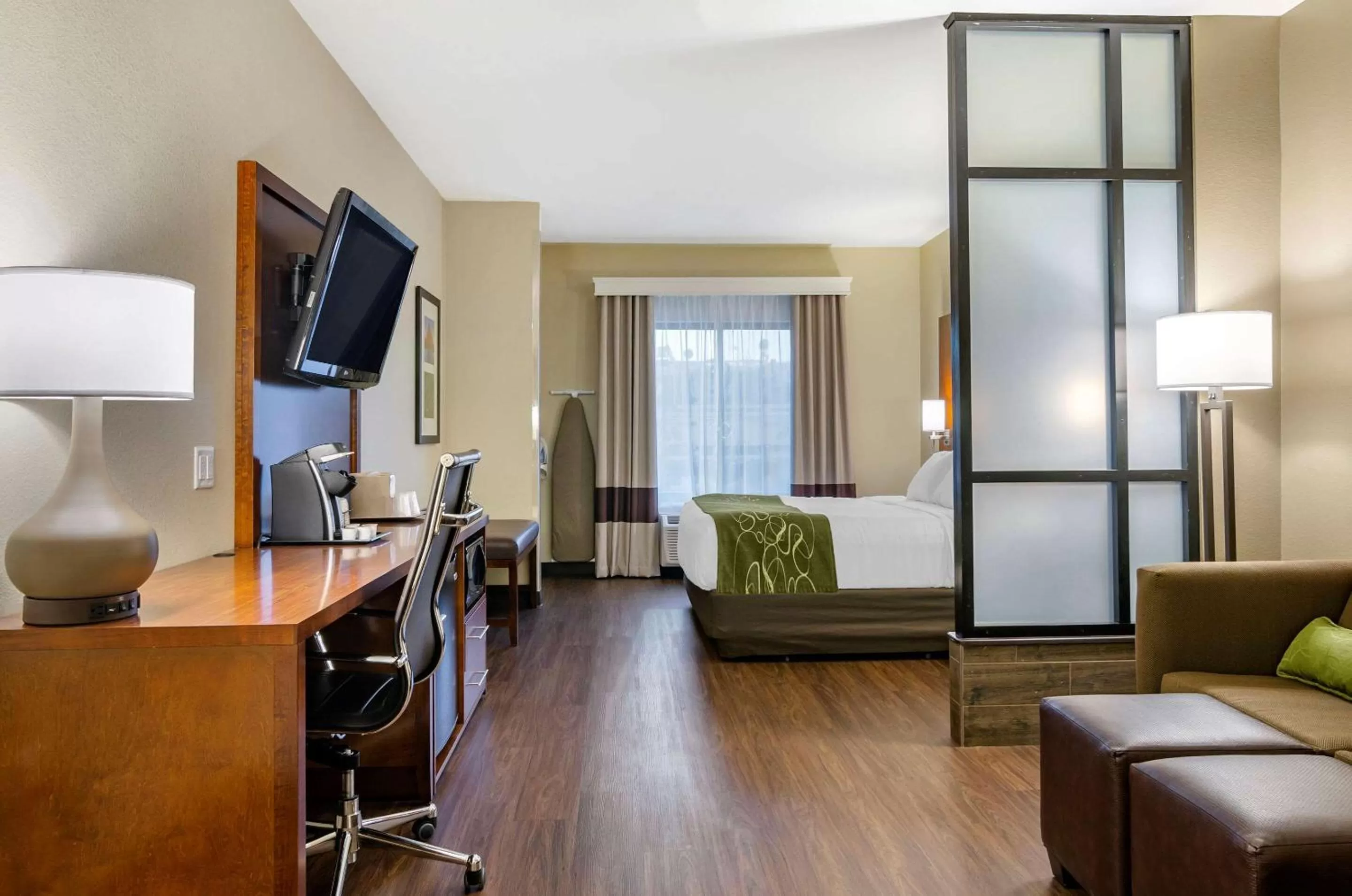 Standard King Suite with Sofa-Bed and Bathtub - Accessible/Non-Smoking in Comfort Suites Helena Airport