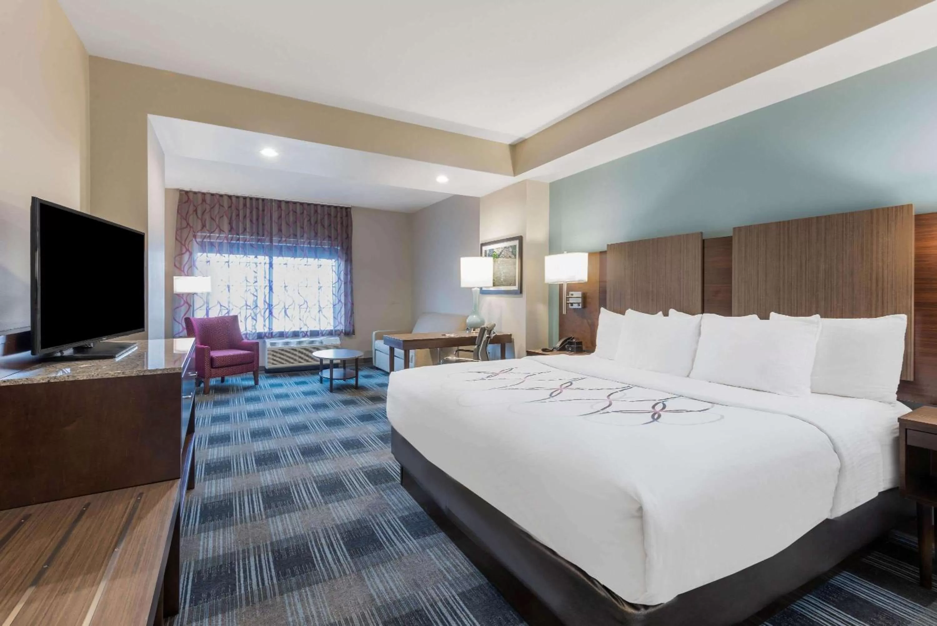 Photo of the whole room, Bed in La Quinta by Wyndham Aberdeen-APG