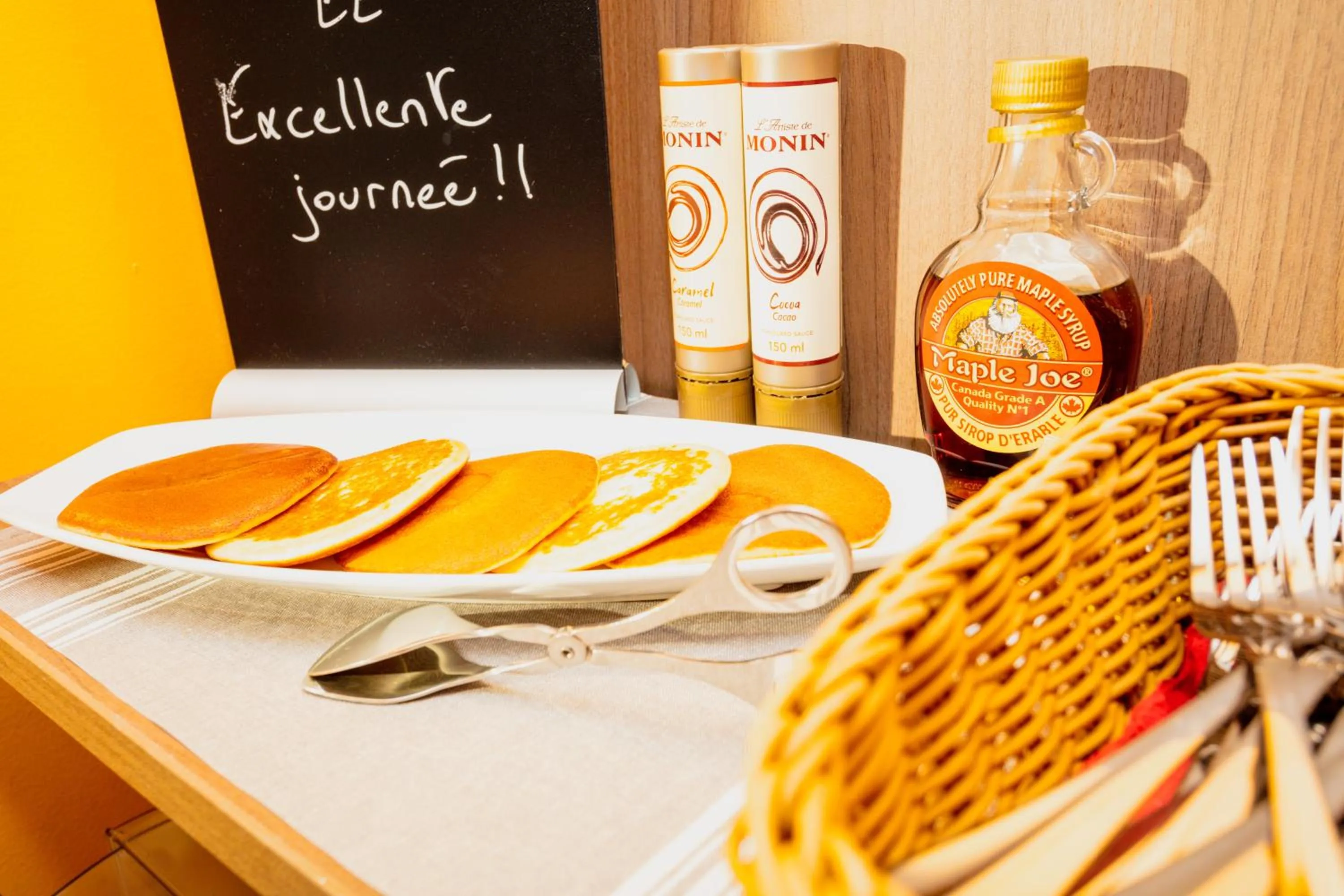 Buffet breakfast in Appart-Hôtel Mer & Golf City Perpignan Centre