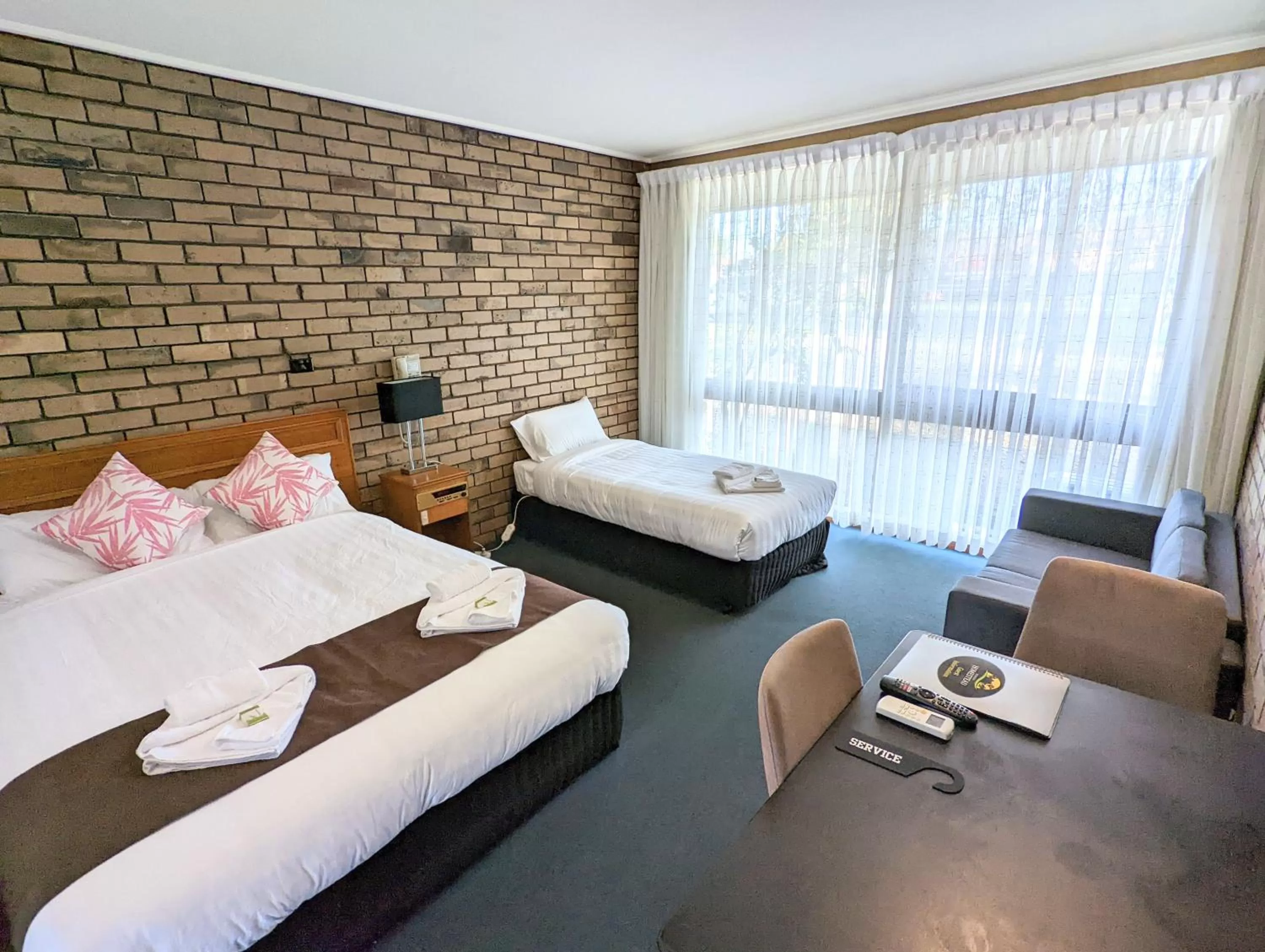 Bed in Homestead Motor Inn & Apartments