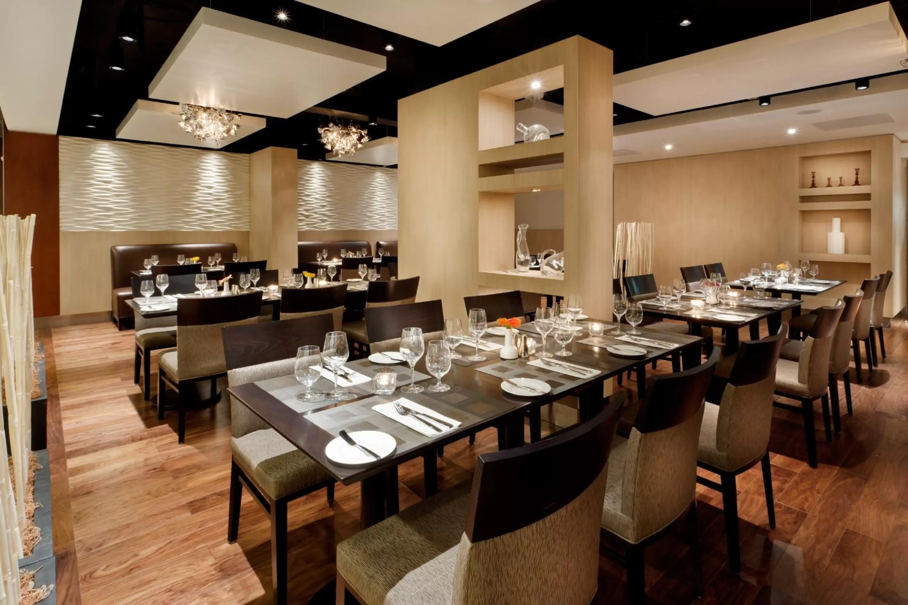 Restaurant/places to eat in Holiday Inn Toronto Downtown Centre by IHG