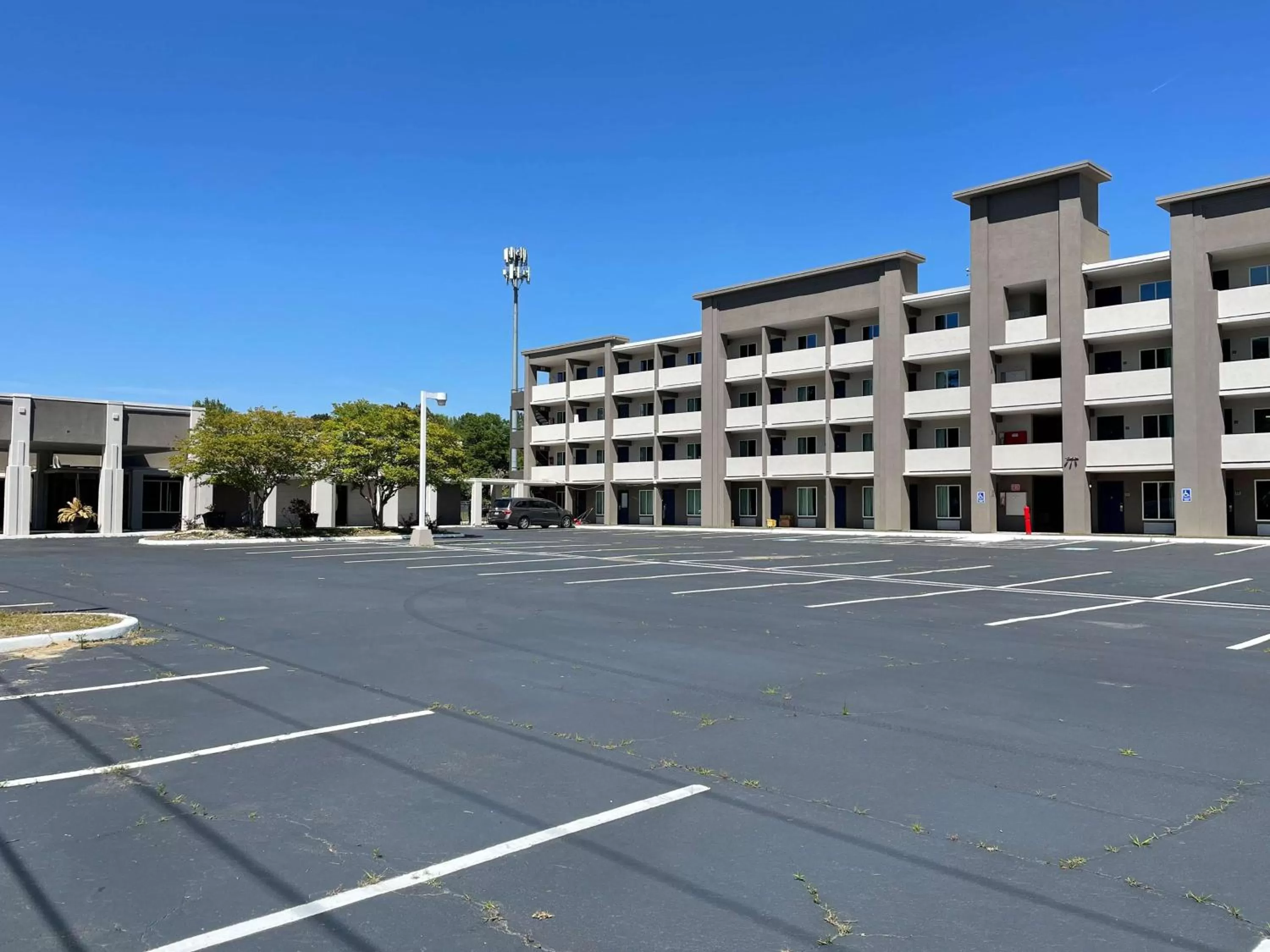 Property building in Motel 6 West Columbia SC Airport