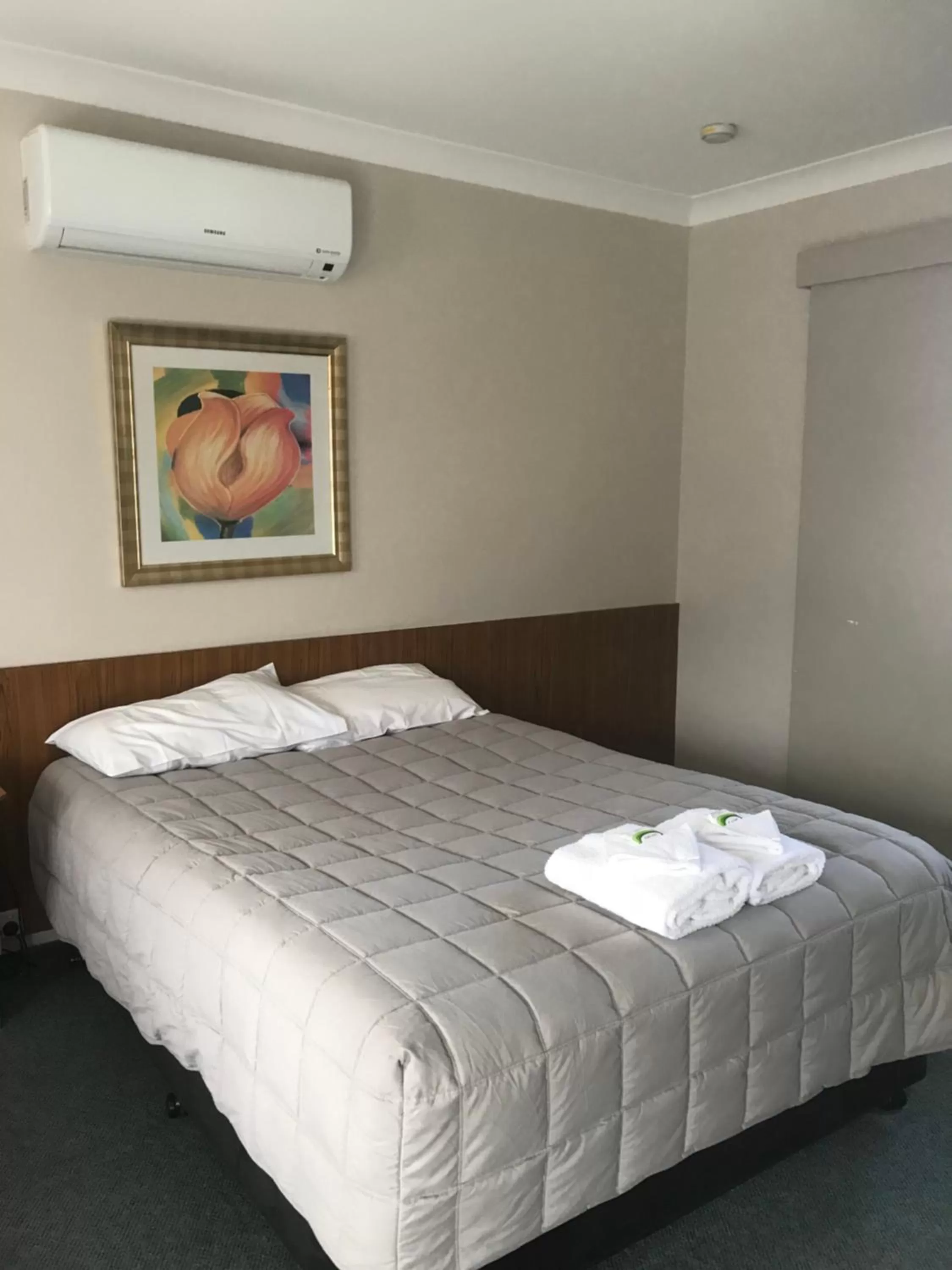 Bed in Kootingal Landview Motel