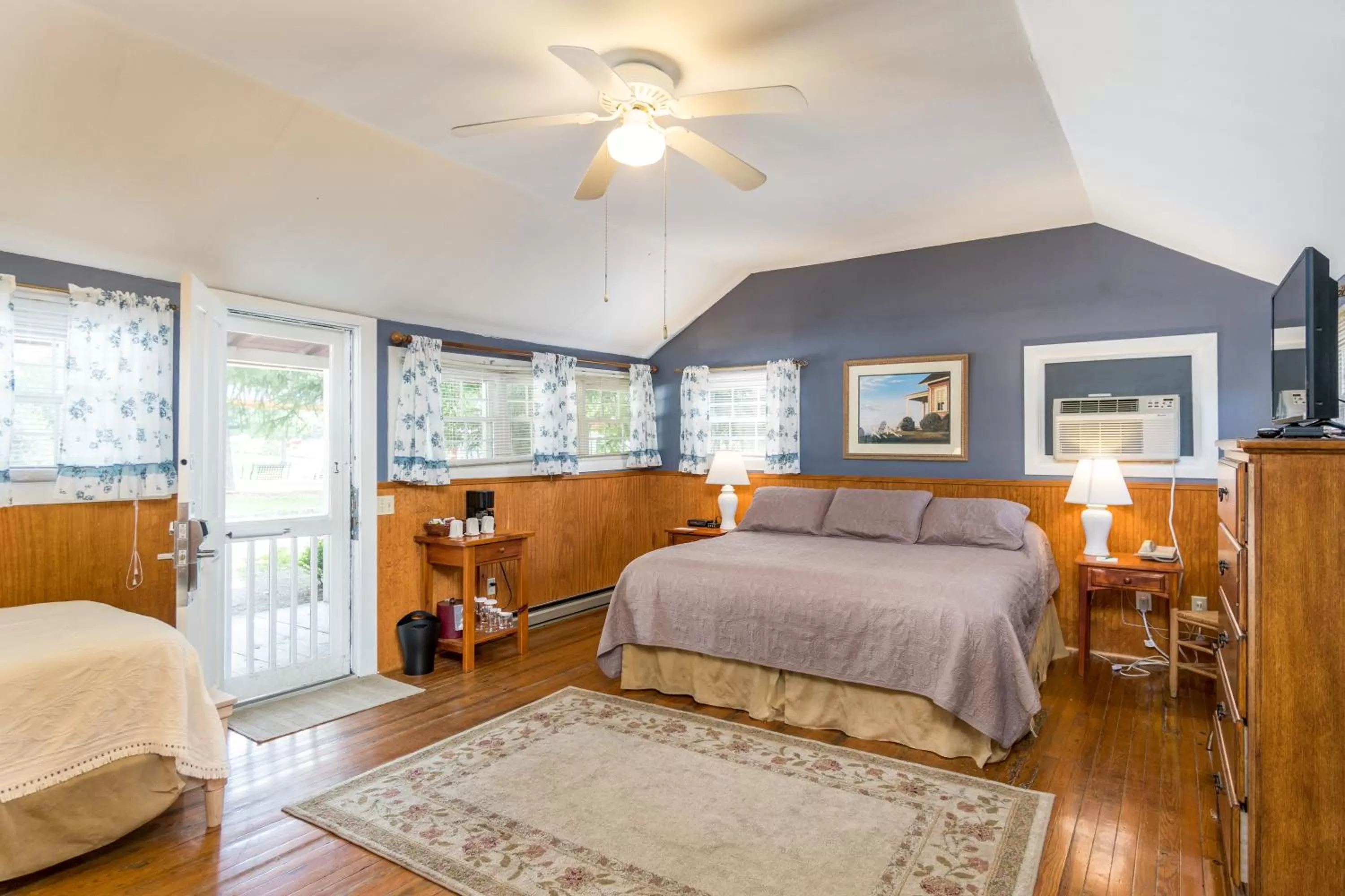 Photo of the whole room, Bed in Highland Lake Inn & Resort - Flat Rock