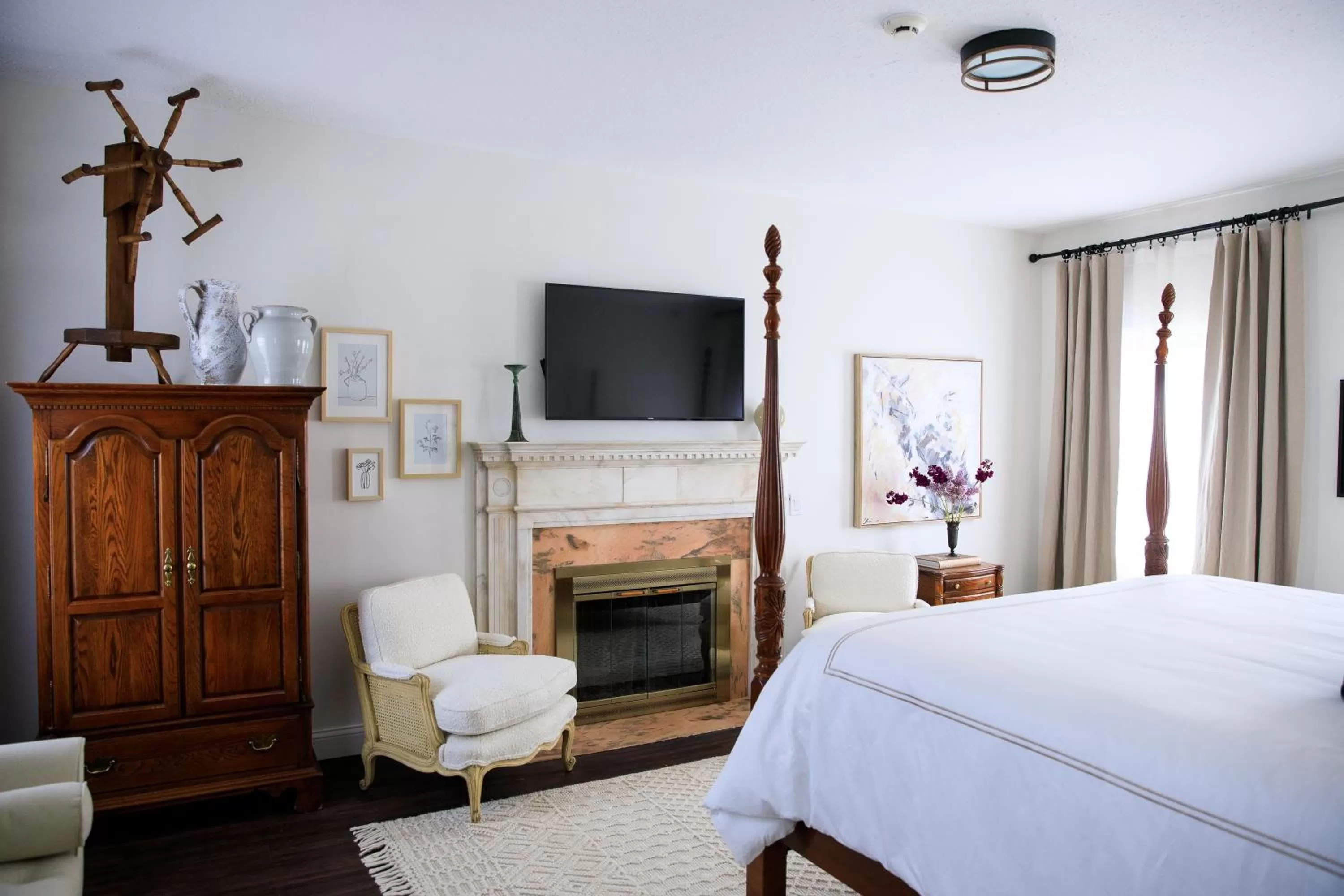 TV/Entertainment Center in Inn of Chagrin