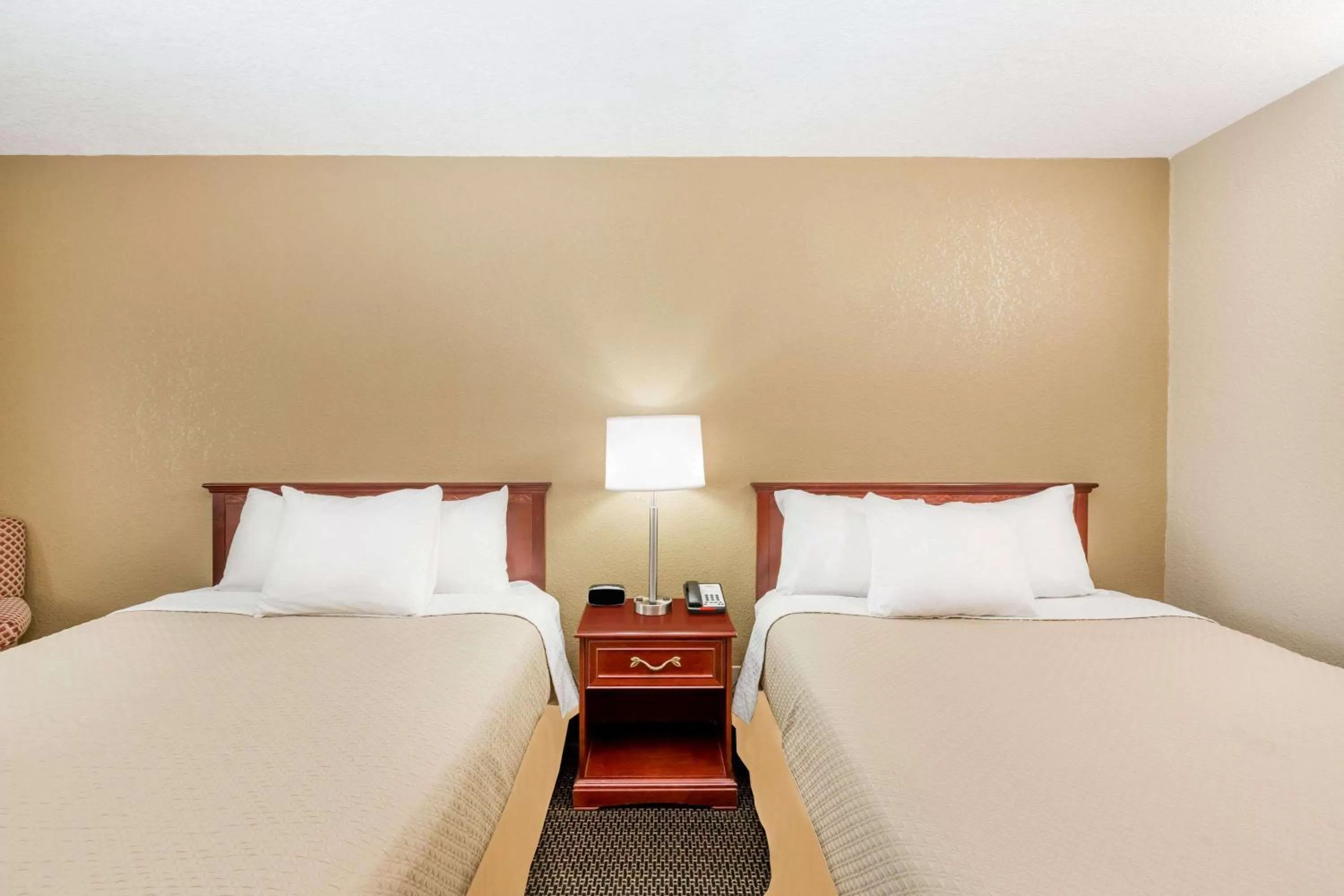 Photo of the whole room, Bed in Days Inn by Wyndham Clive - West Des Moines