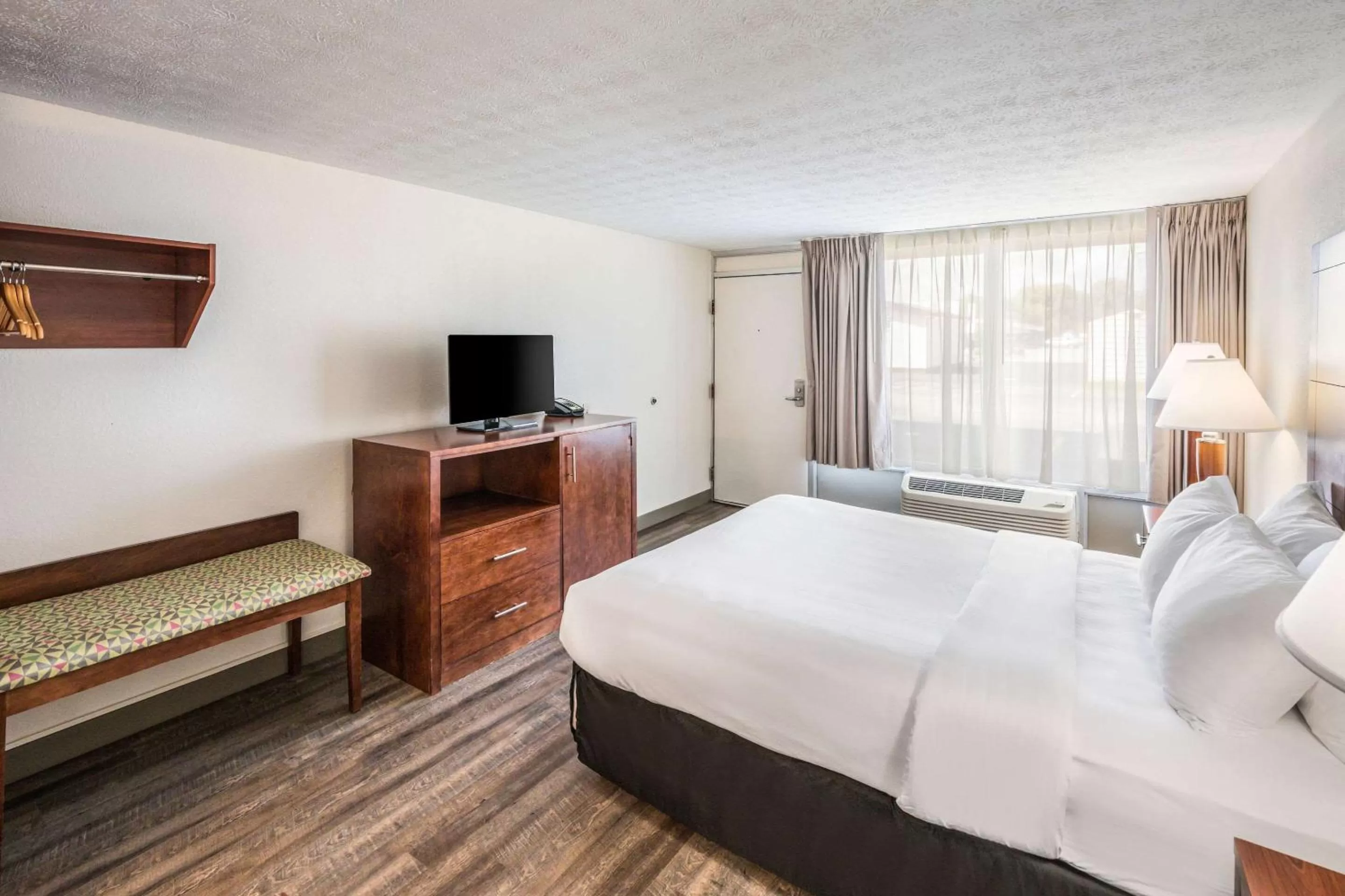 TV and multimedia, Bed in Suburban Studios Middlesboro