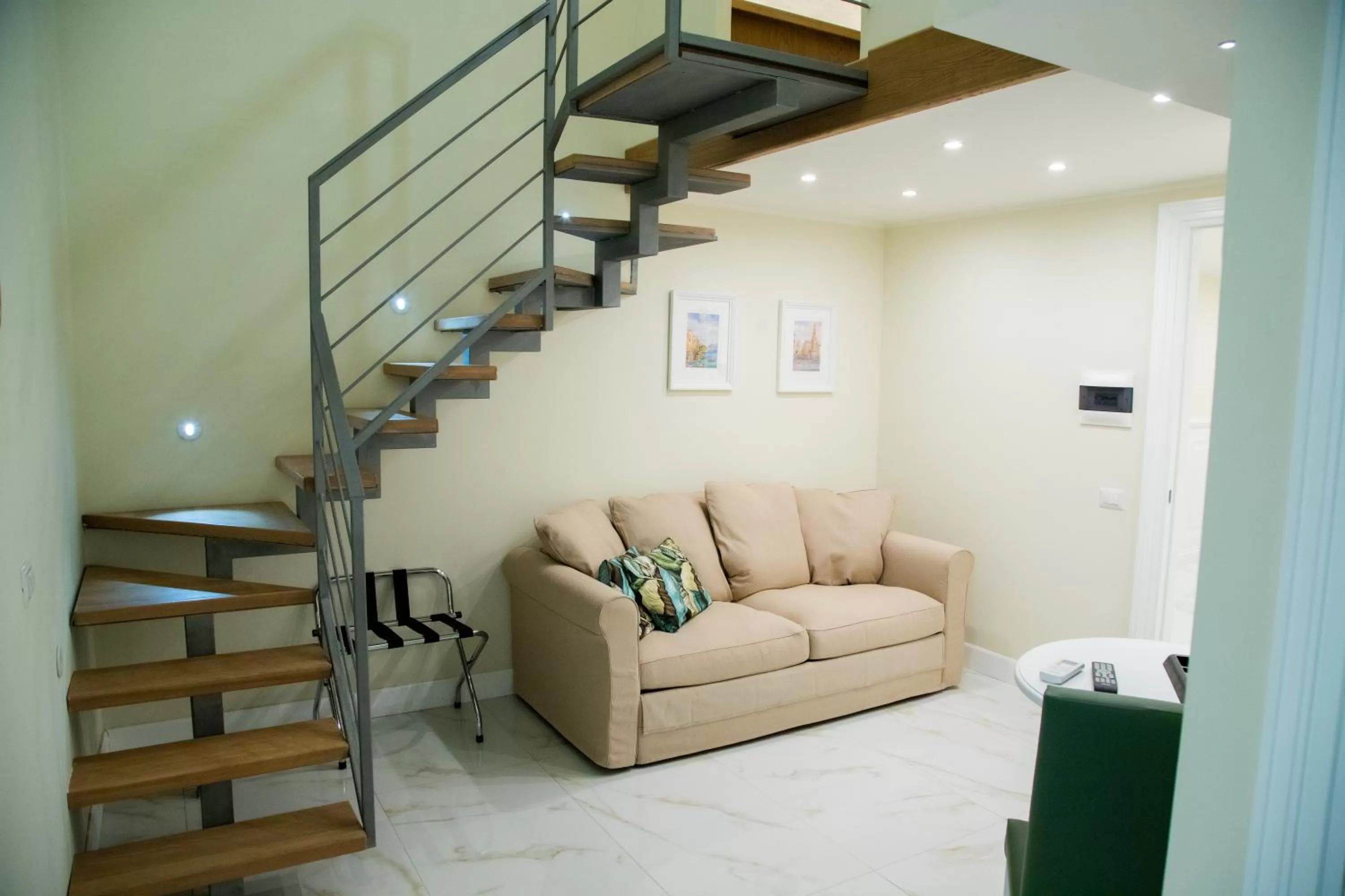 Coffee/tea facilities, Seating Area in Gentile Suite