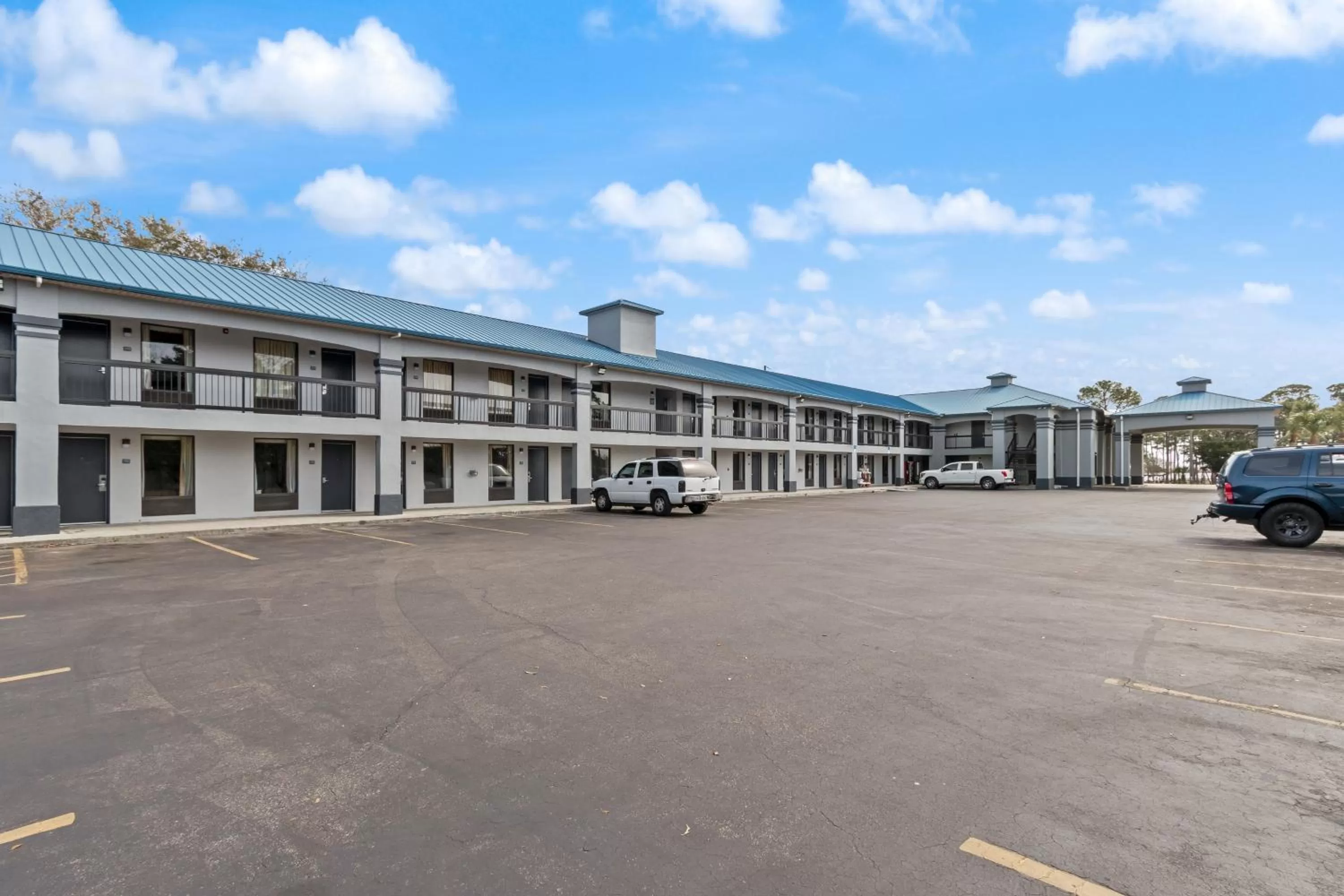 Property building in Regency Inn Near Boardwalk & Hurlburt Field