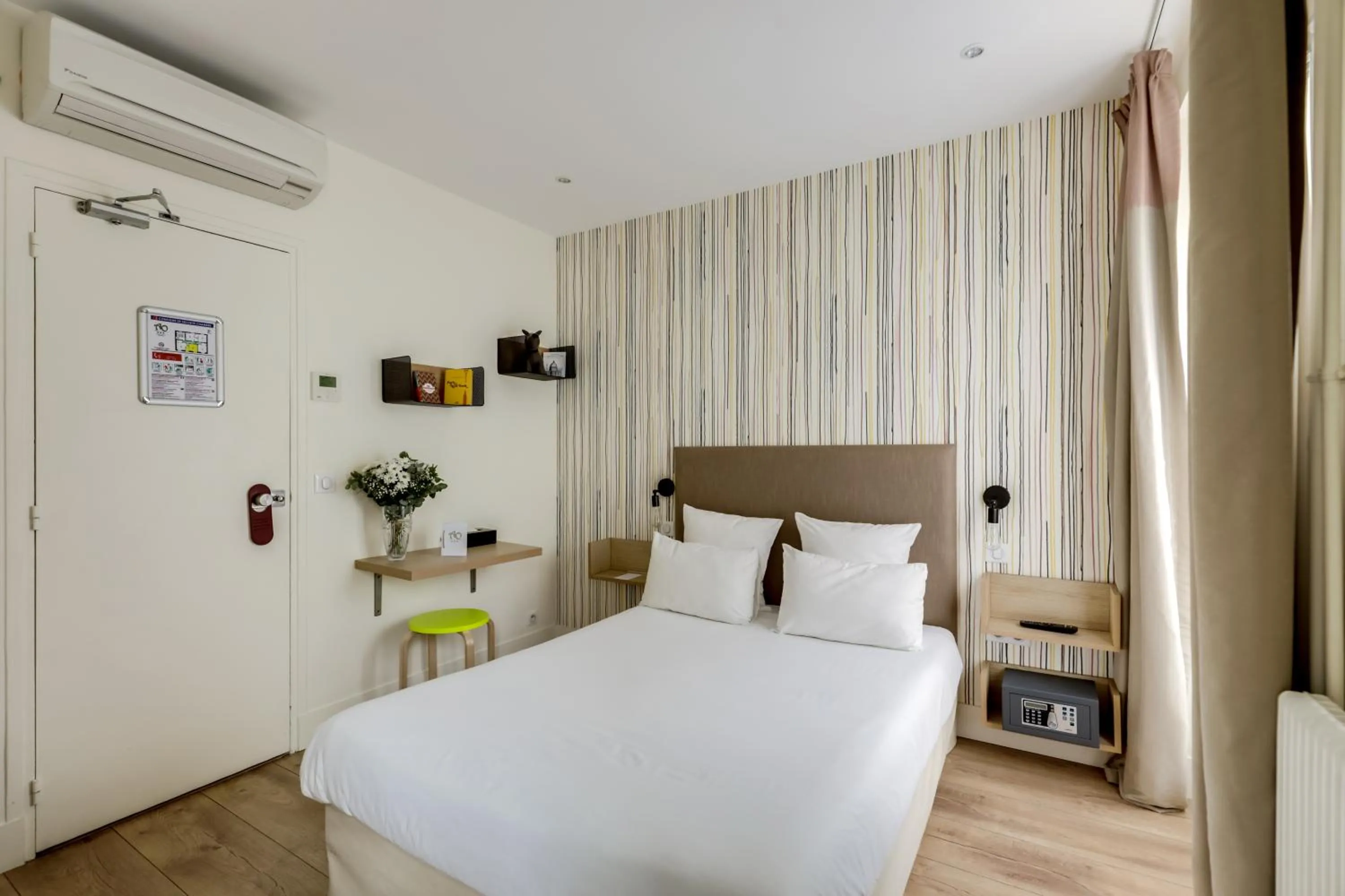 Photo of the whole room, Bed in Hôtel Alexandrine Opera