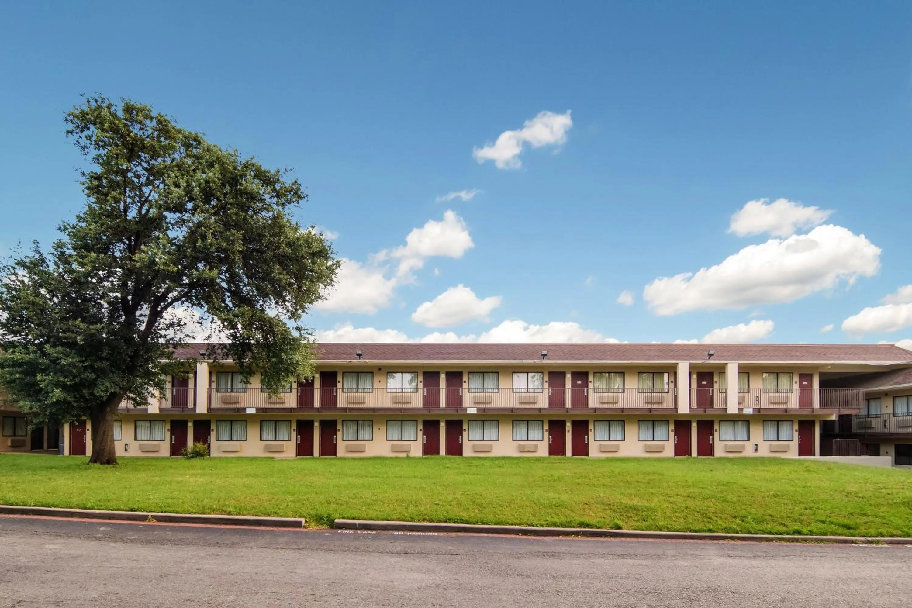 Property building in Red Roof Inn Fort Worth South