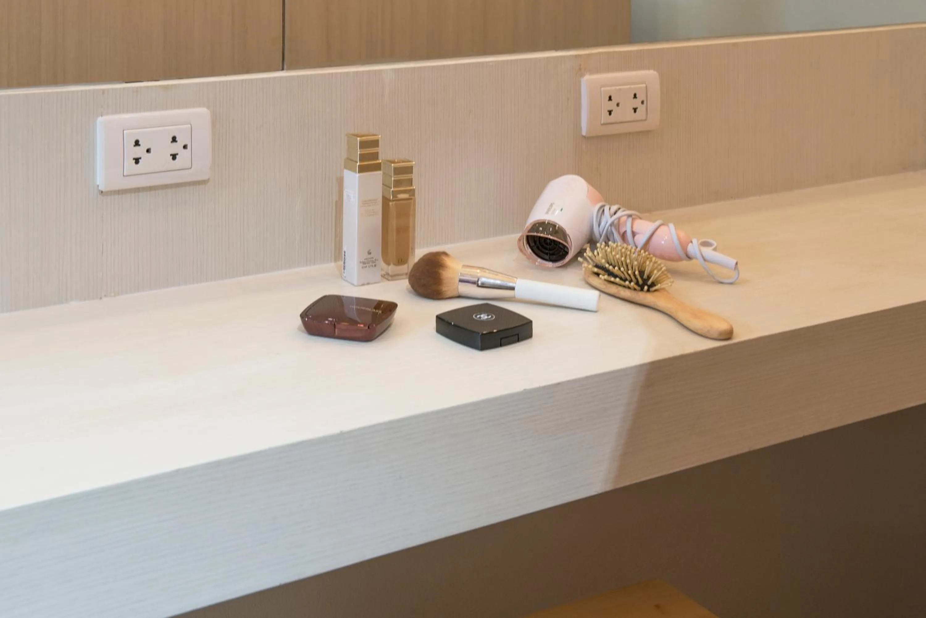 Kinnon Deluxe Hostel Coworking Cafe