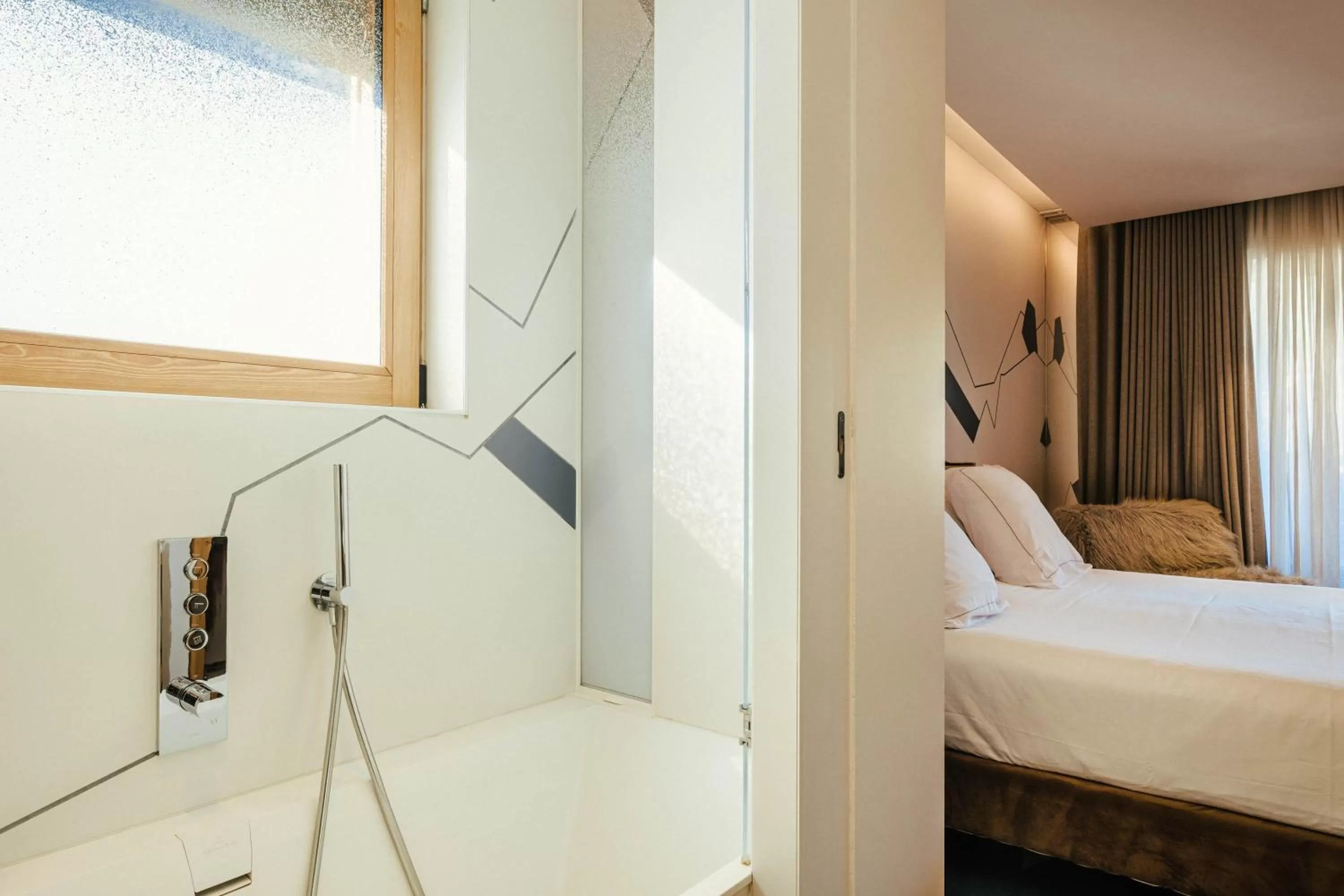 Bathroom, Bed in Best Western Chalet les Saytels