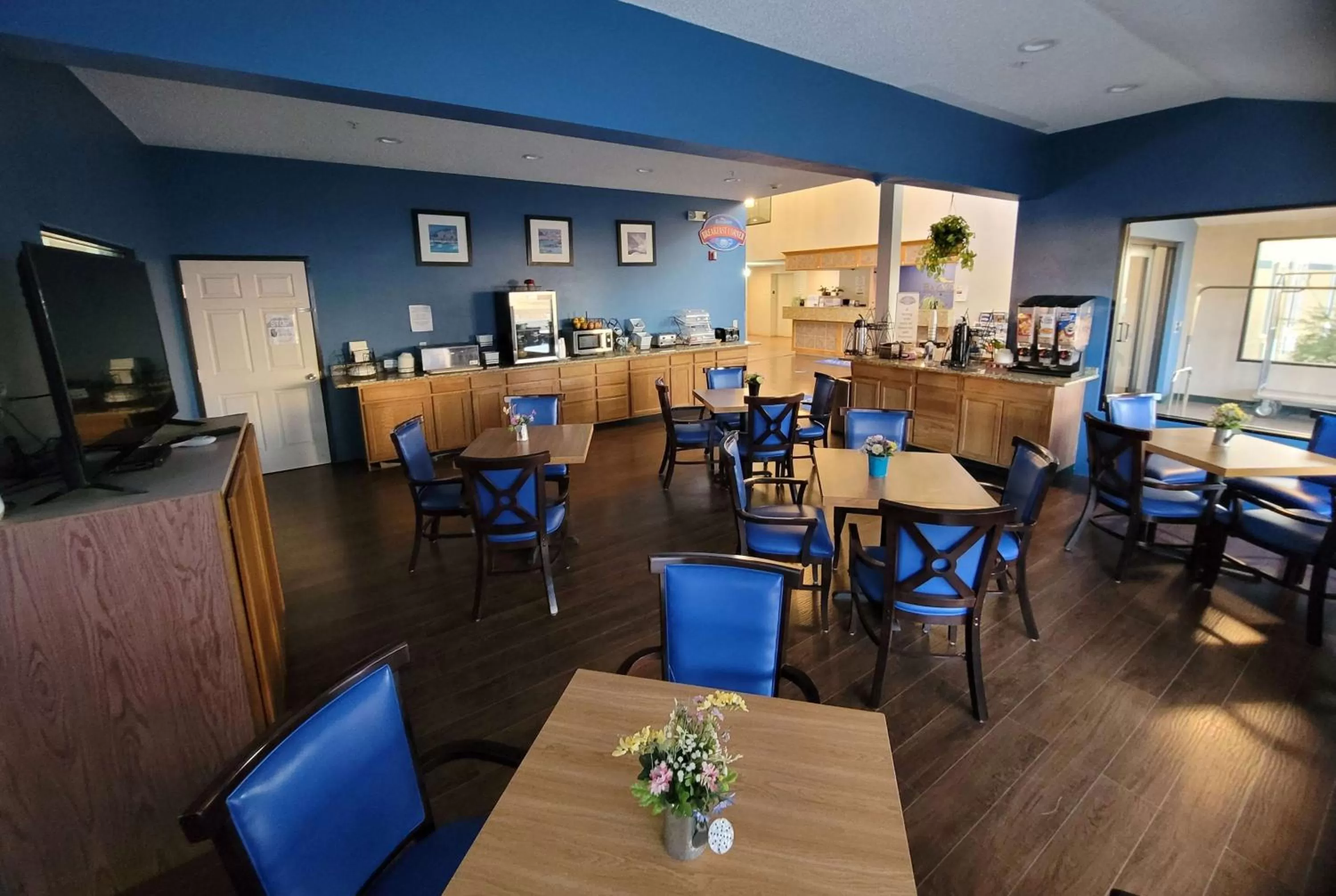 Restaurant/places to eat in Baymont by Wyndham Limon