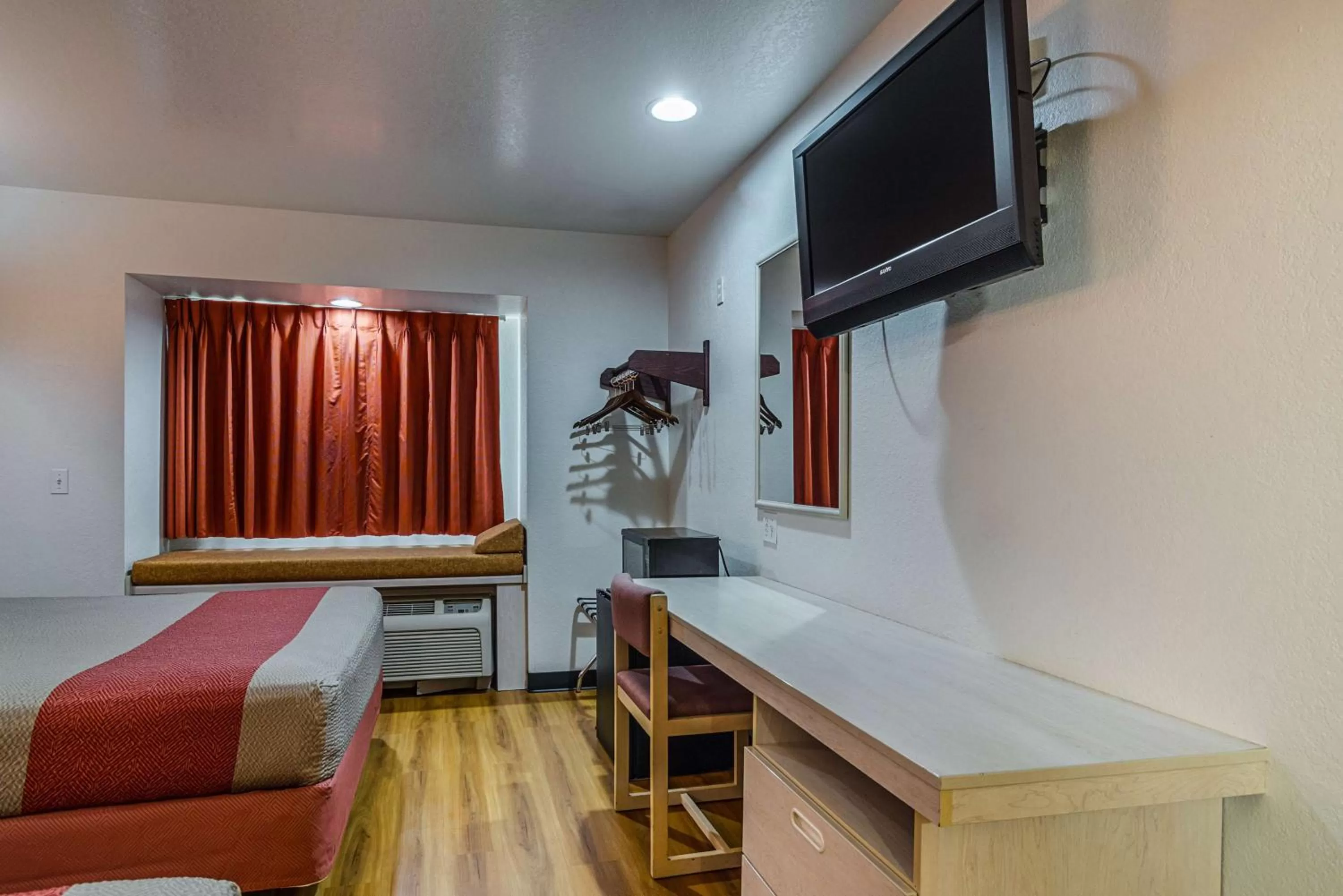 Photo of the whole room, Bed in Motel 6-Mcalester, OK