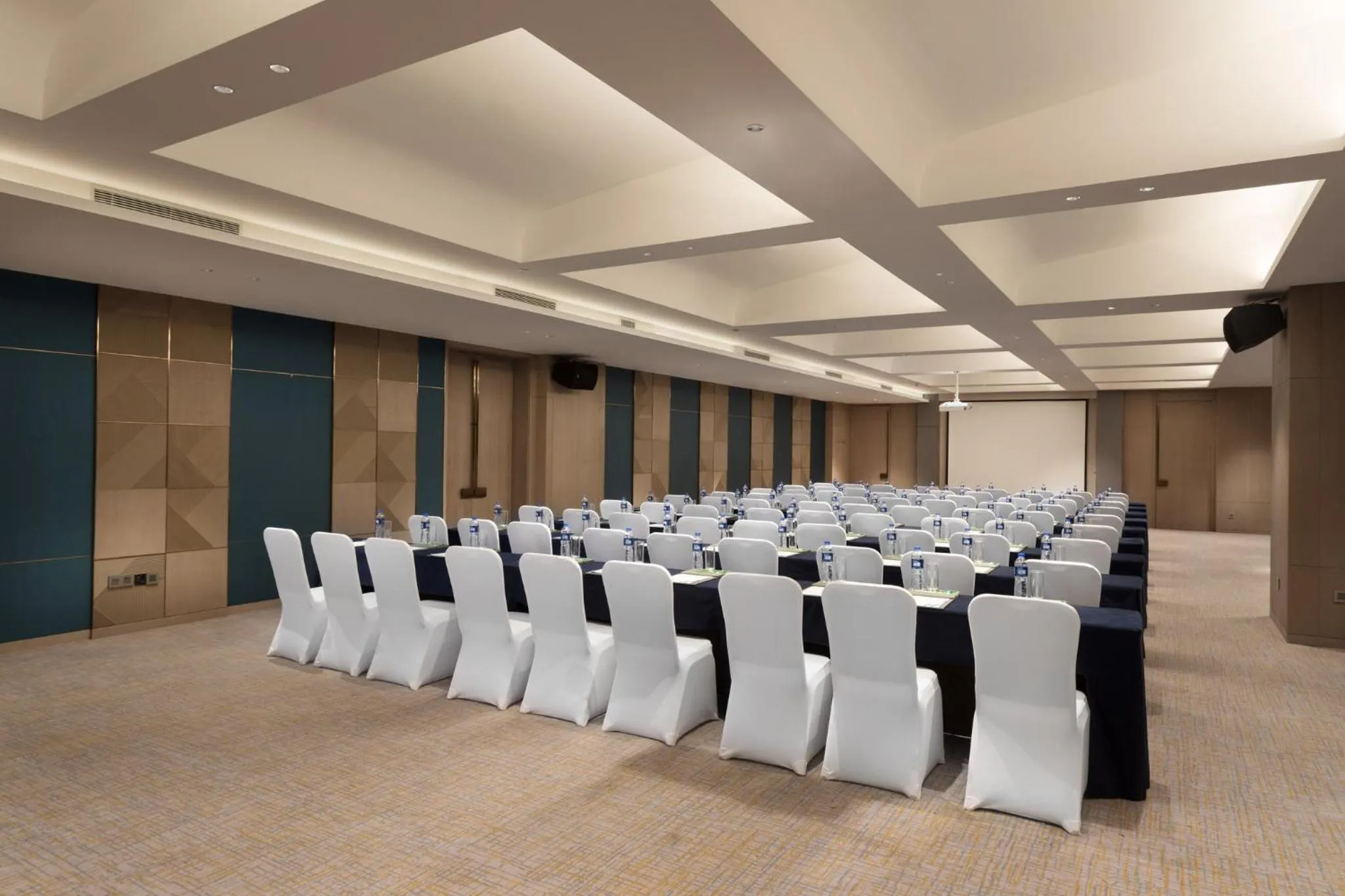 Meeting/conference room in Holiday Inn Guiyang City Center by IHG