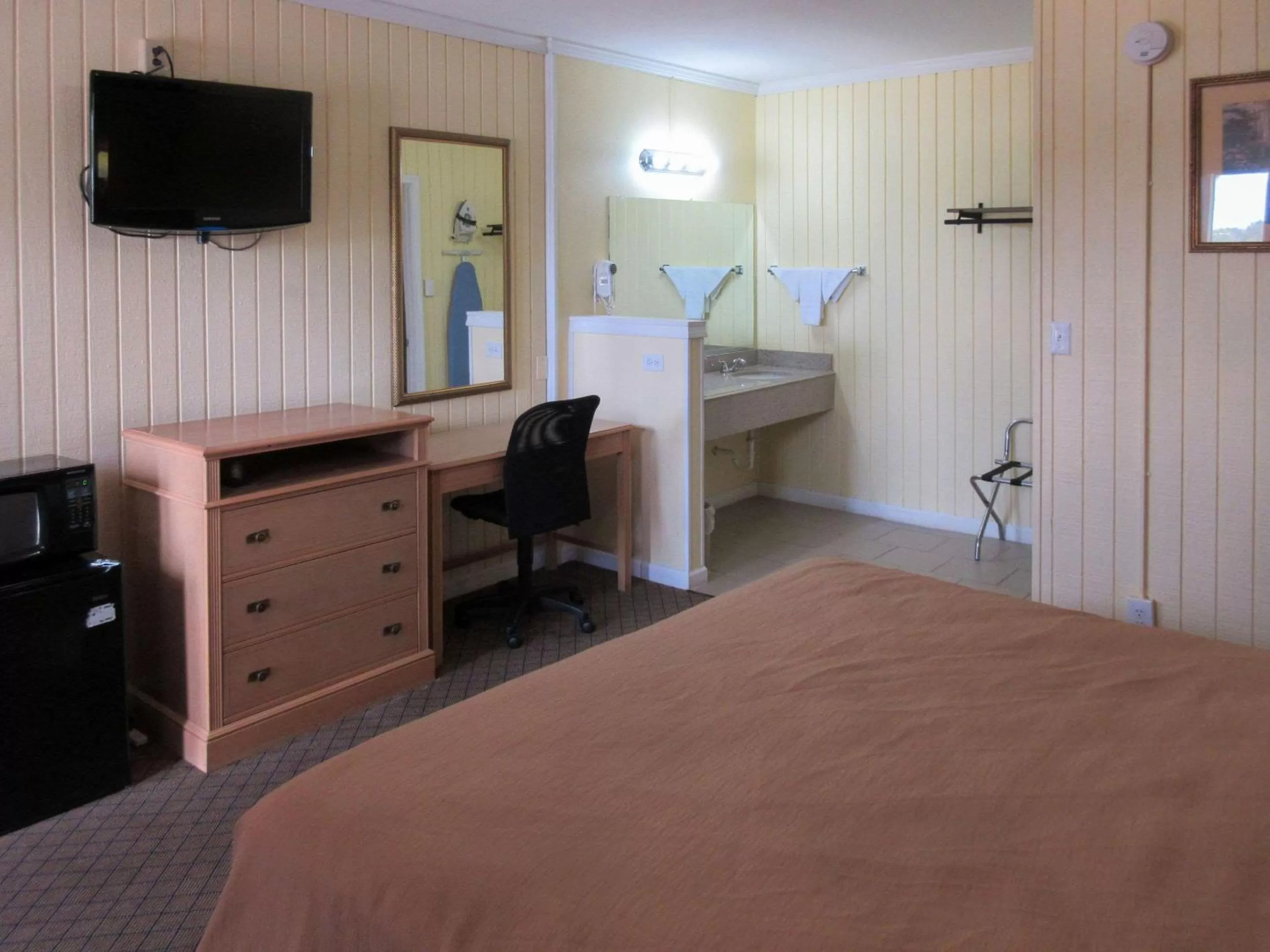 Photo of the whole room, Bed in Rodeway Inn Kansas City Downtown Area