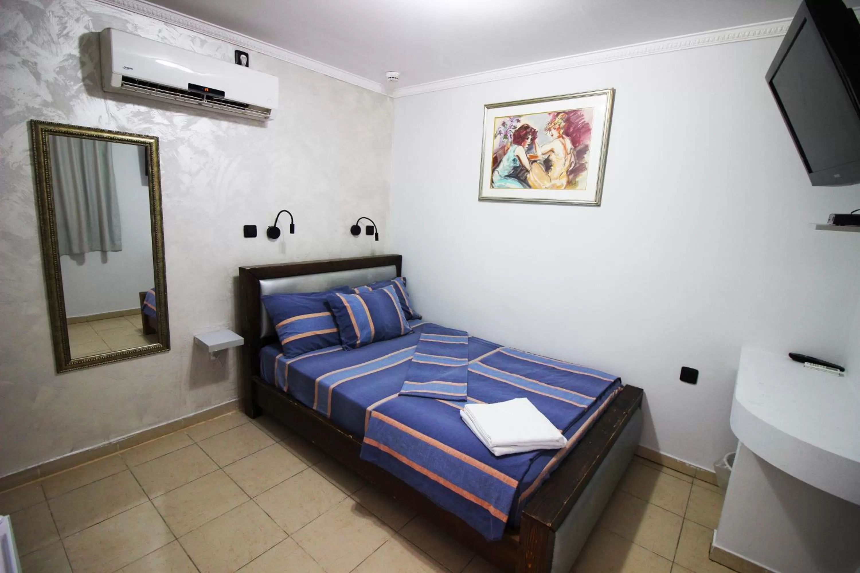 Living room, Bed in Sunset Inn