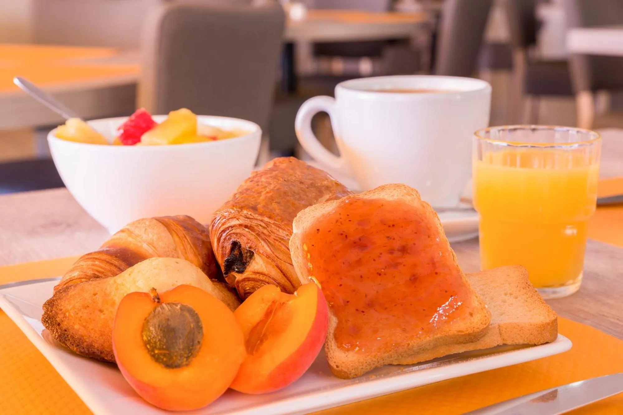 Continental breakfast in The Originals City, Hôtel Valence Est