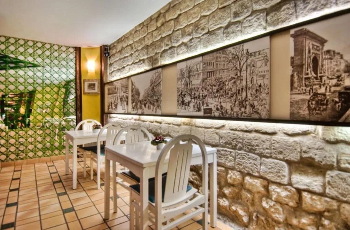 Restaurant/places to eat in Hotel Le Faubourg Opera