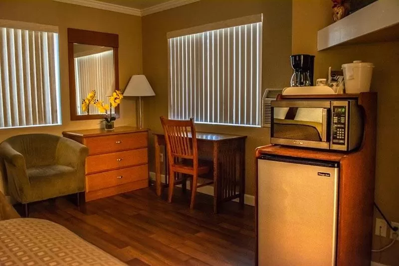 Kitchen/Kitchenette in Maple Leaf Motel