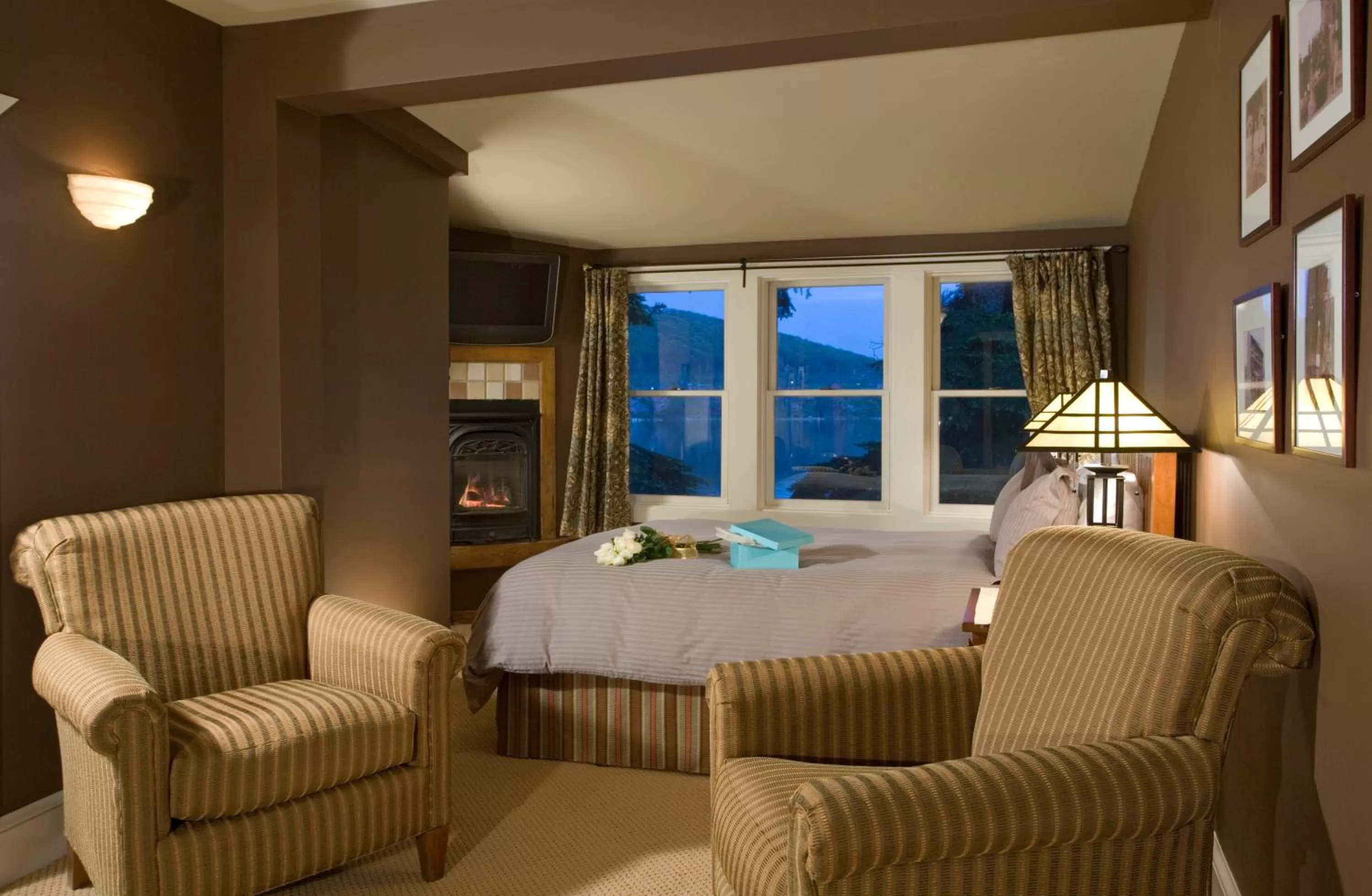 Bed in Lake Pointe Inn