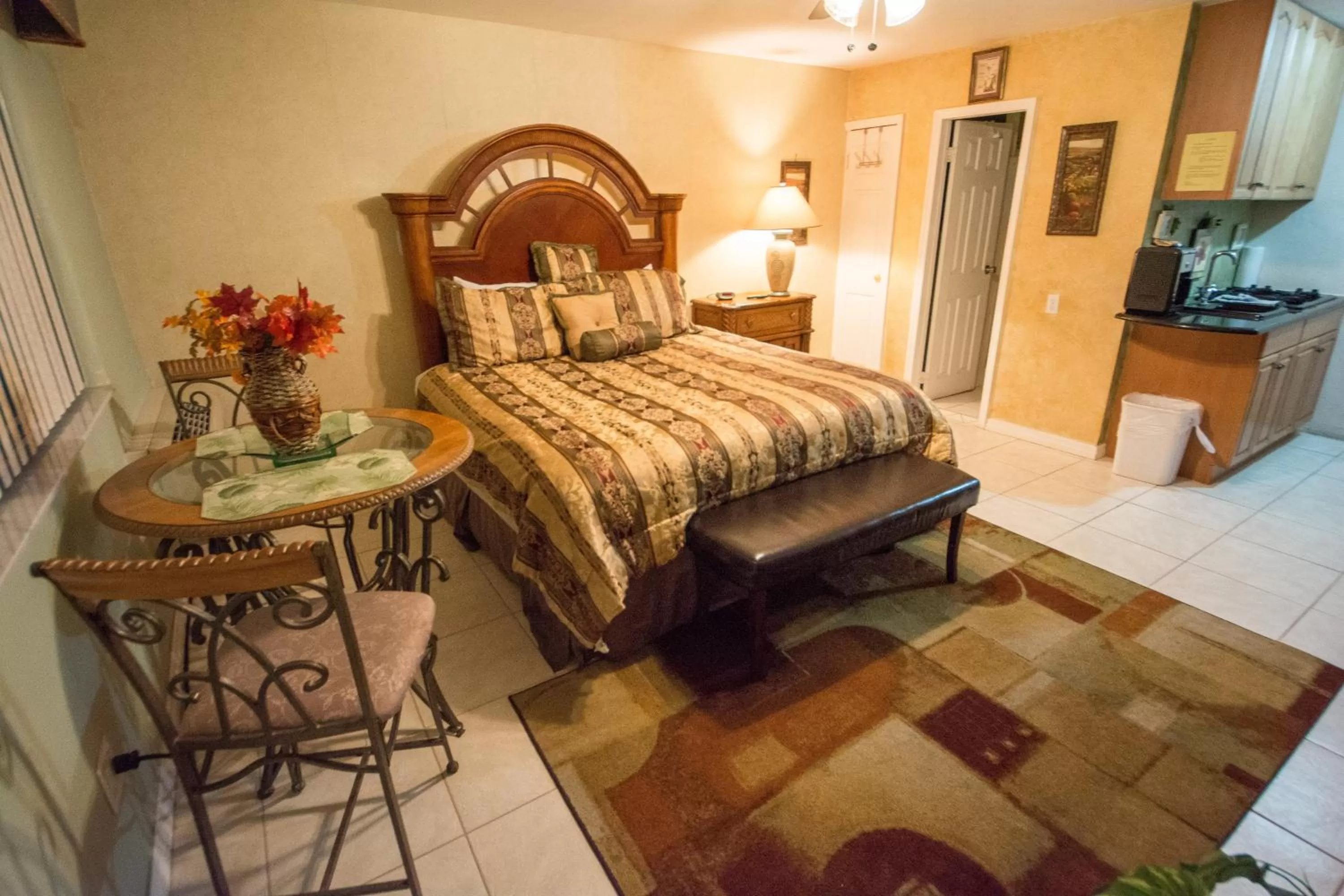 One Queen Bed Studio in Camelot Beach Suites