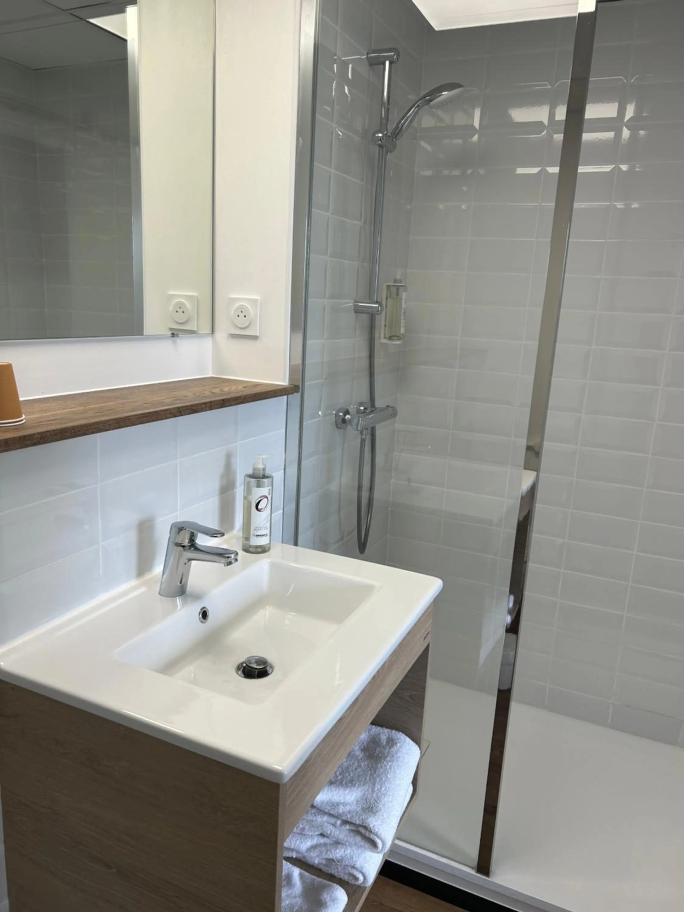 Bathroom in The Originals Access, Hôtel Tulle