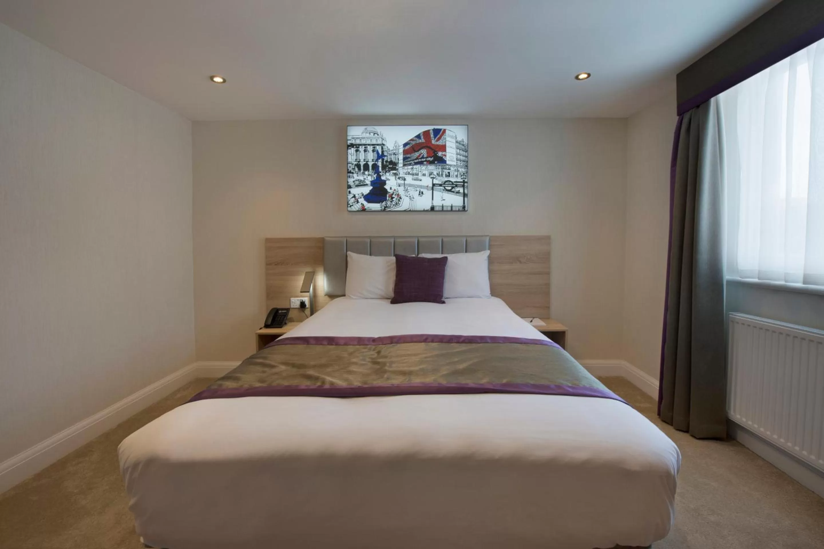 Deluxe Double Room in OYO Townhouse 30 Sussex Hotel, London Paddington
