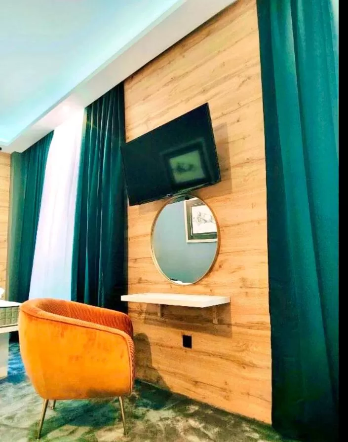 TV/Entertainment Center in A8 b&b