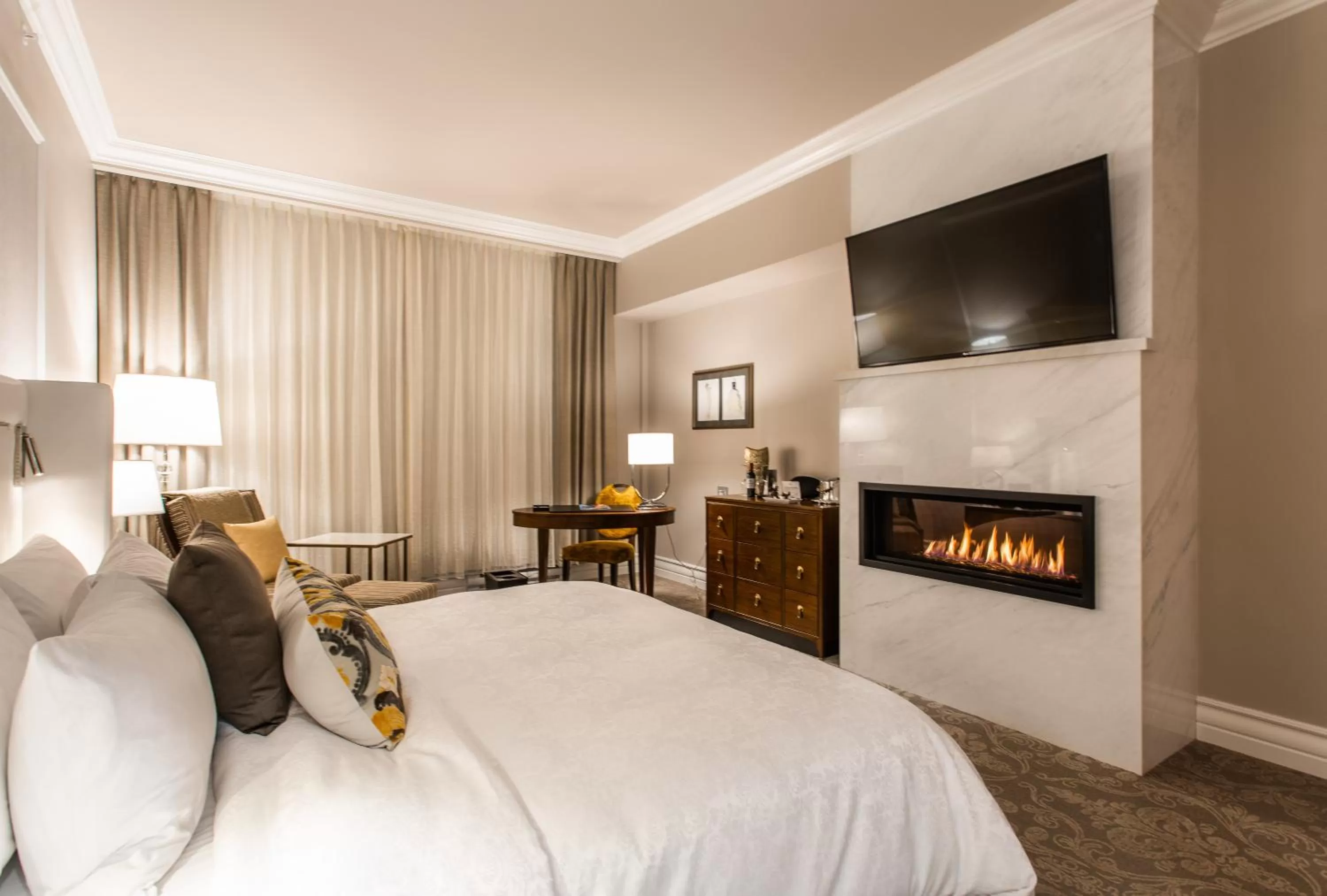 Photo of the whole room, Bed in Hôtel Birks Montréal