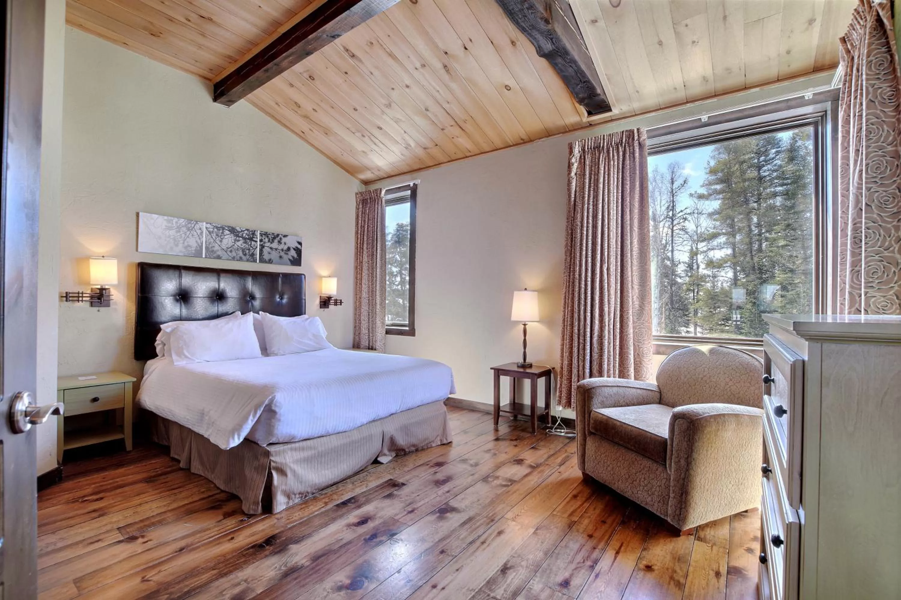 Bed in Les Condos Du Lac Taureau- Rooms & Condos