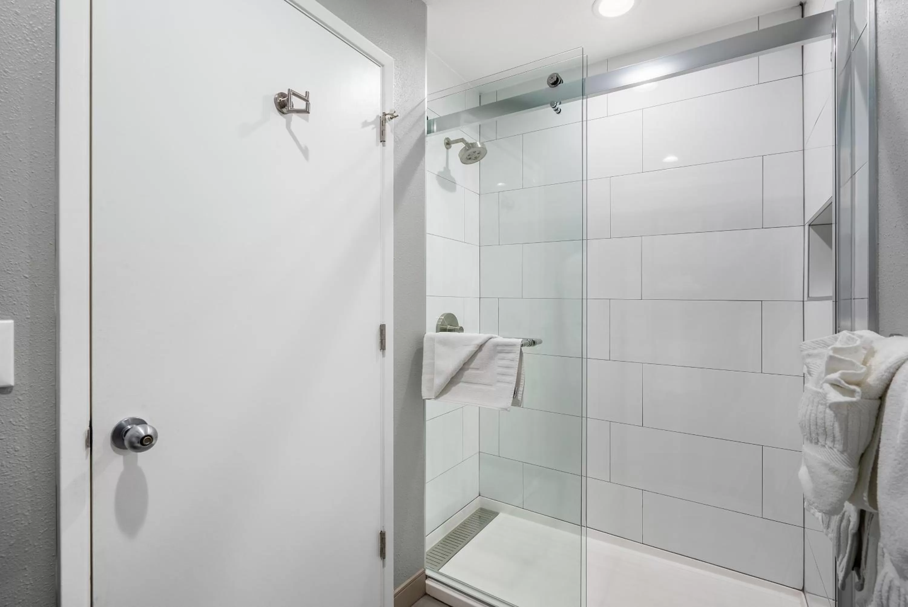 Shower, Bathroom in Shoreline Inn...on the beach