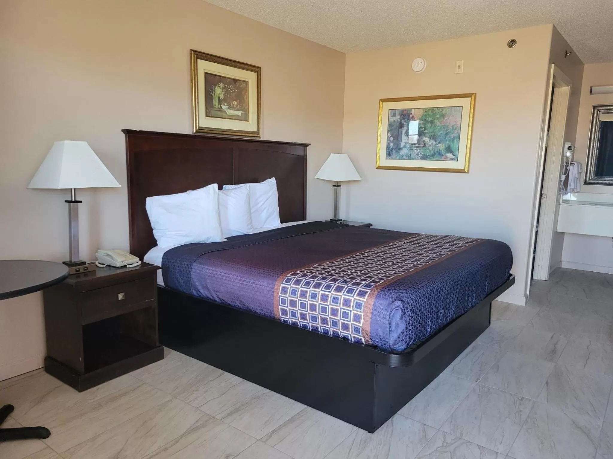 Bedroom, Bed in Carom Inn Denham Springs-BatonRouge