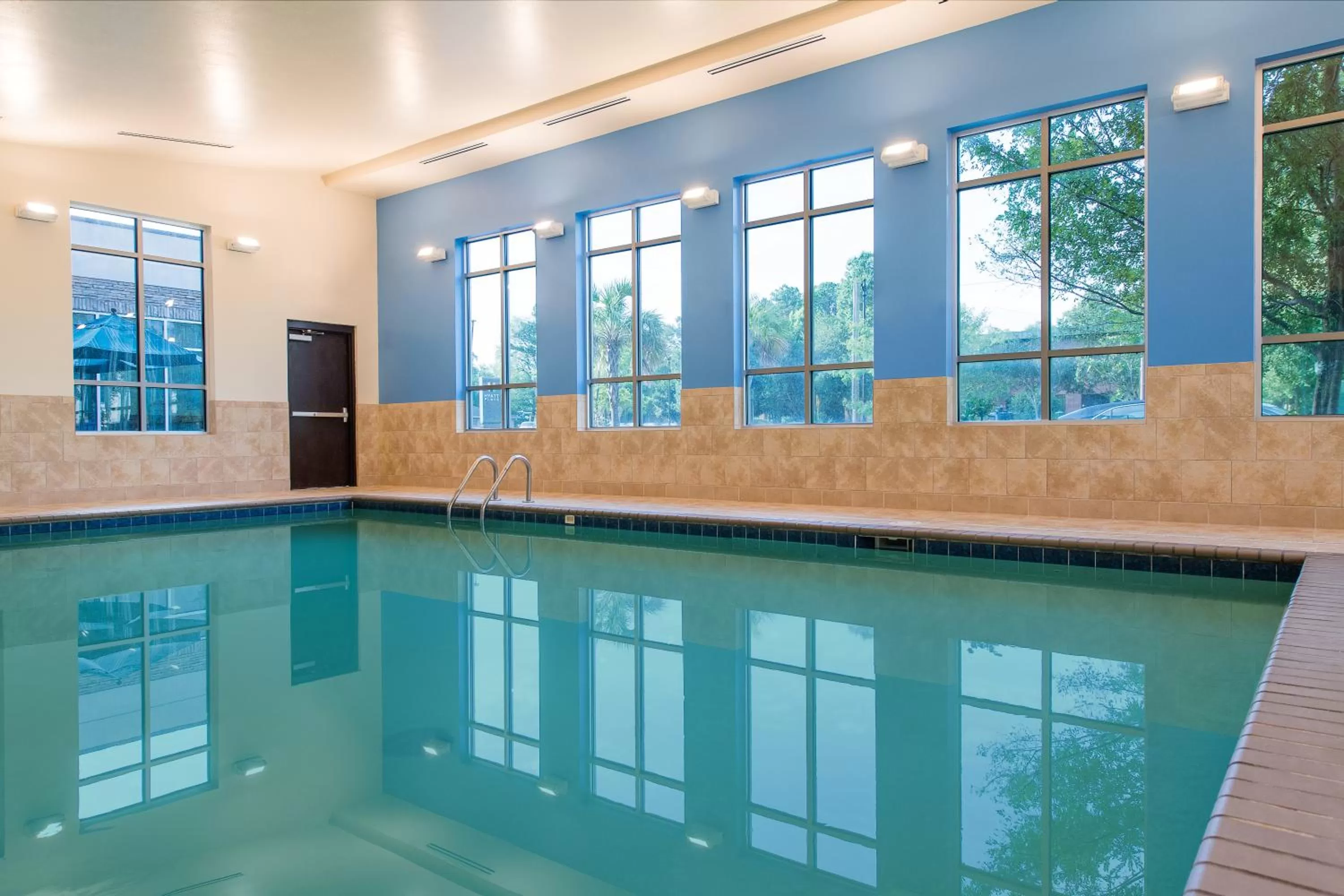 Swimming pool in Hyatt Place Charleston Airport / Convention Center