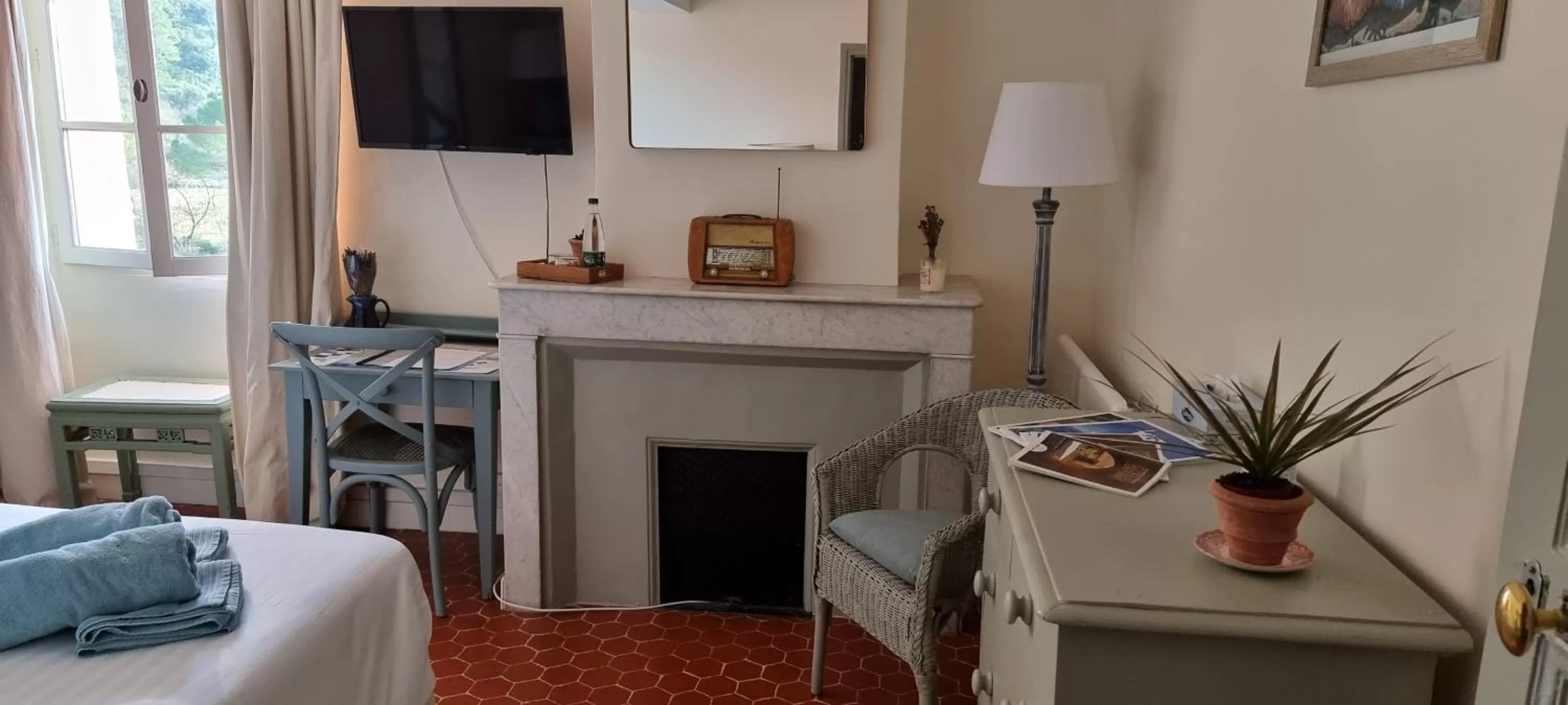 Bedroom, TV/Entertainment Center in Le Belvédère - Chambres d'hôtes de charme et Restaurant